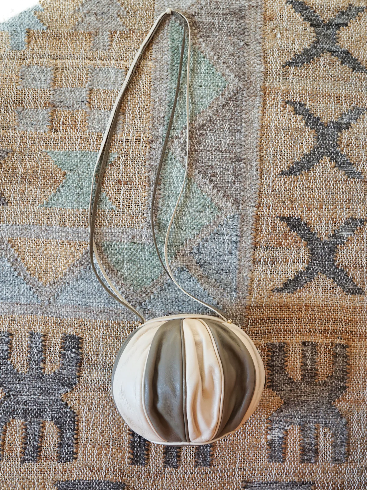 80s Neutral Tan Leather Ivory Round Ball Shoulder Bag By Brio! - Image 6