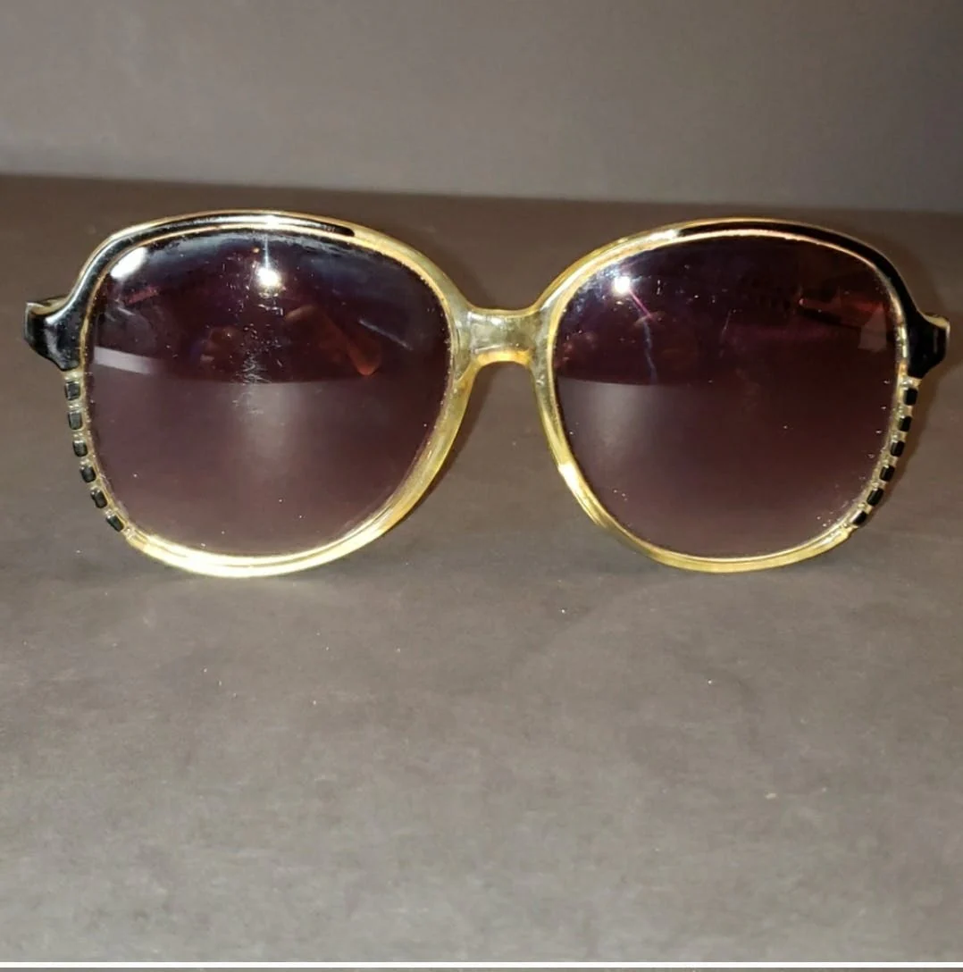 80's Oversized Clear and Black Rim Sunglasses - Image 10