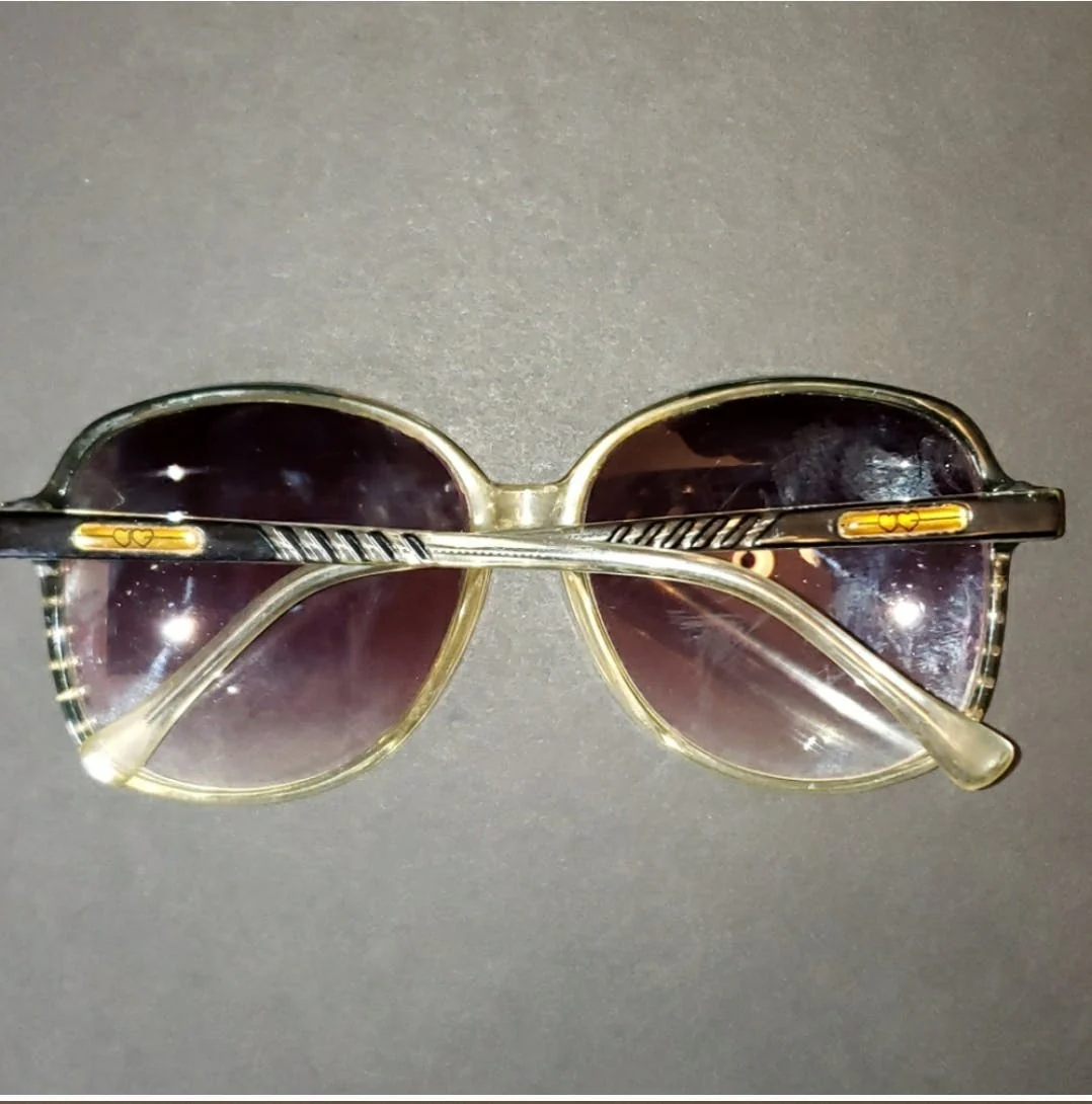 80's Oversized Clear and Black Rim Sunglasses - Image 11