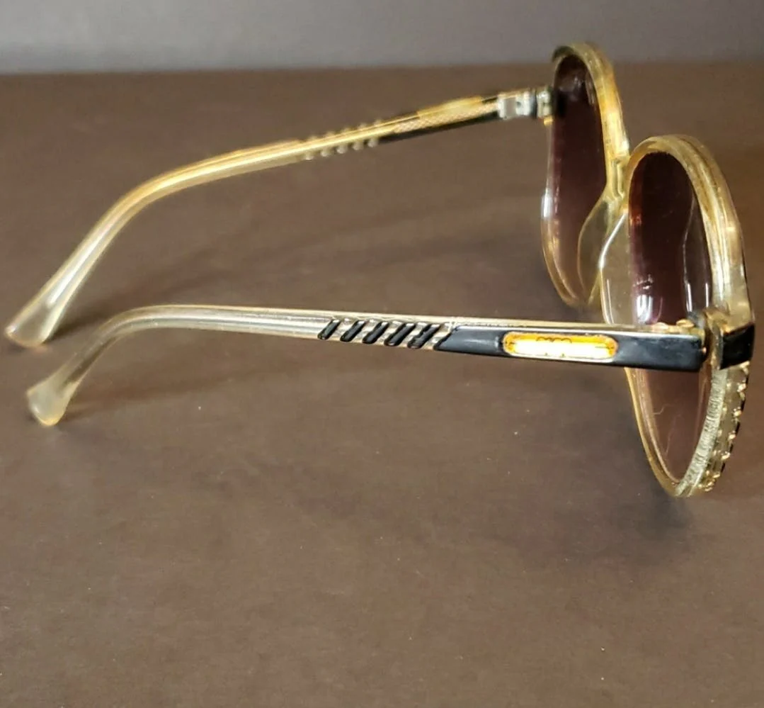 80's Oversized Clear and Black Rim Sunglasses - Image 15