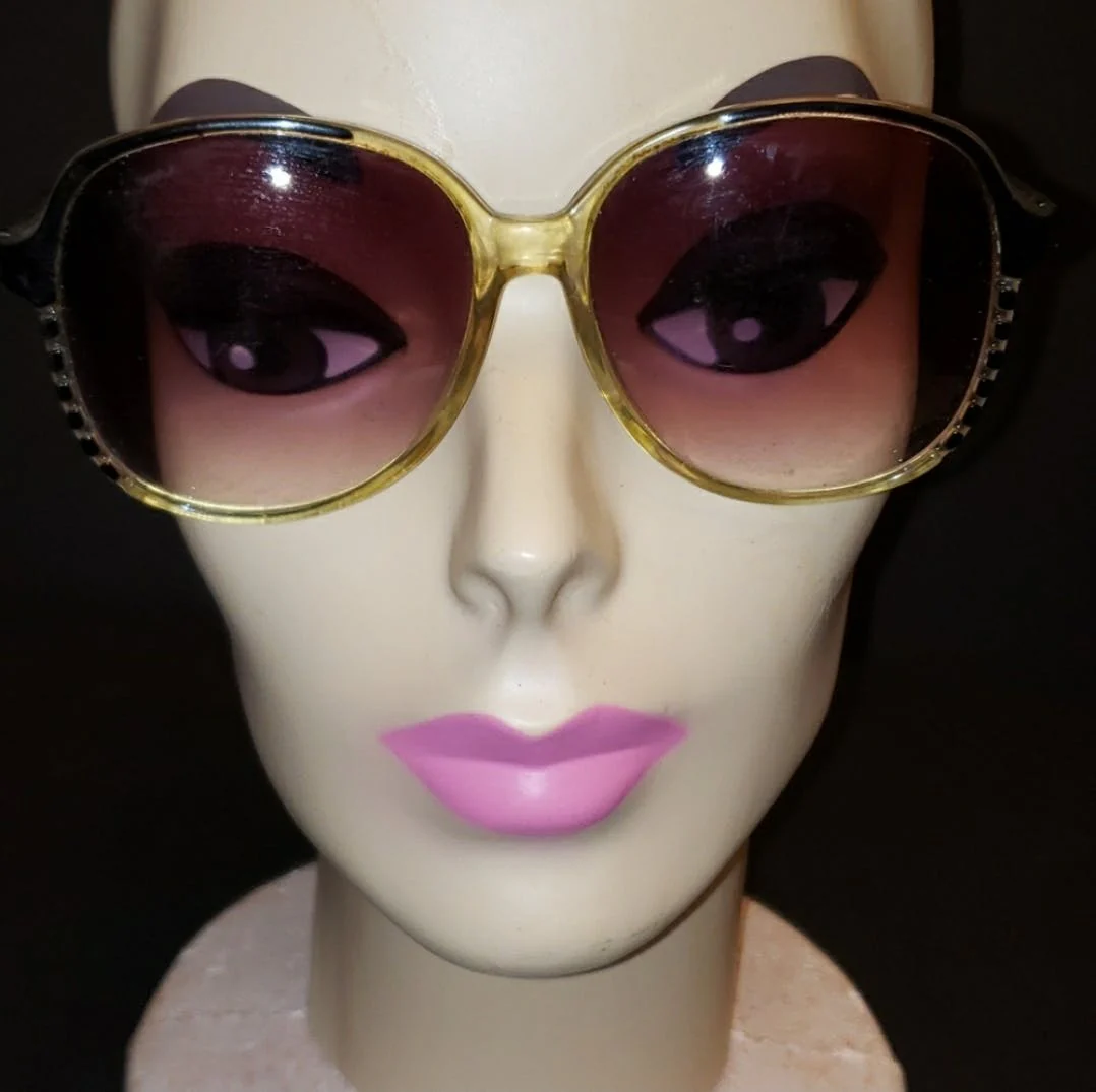 80's Oversized Clear and Black Rim Sunglasses - Image 4