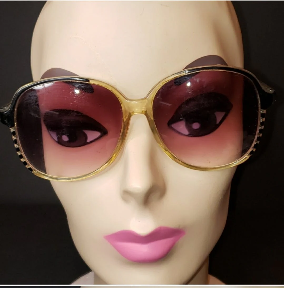 80's Oversized Clear and Black Rim Sunglasses - Image 5