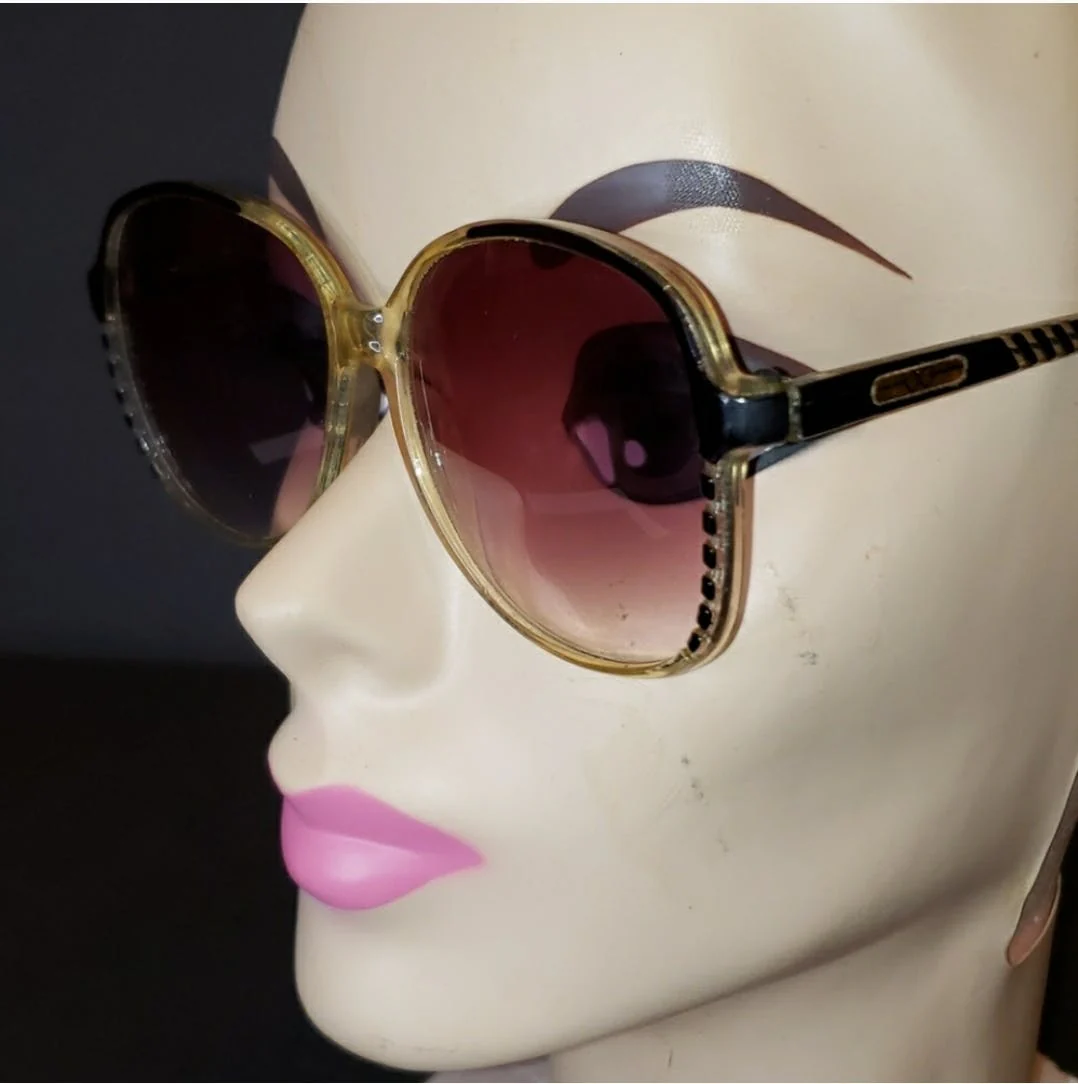 80's Oversized Clear and Black Rim Sunglasses - Image 6