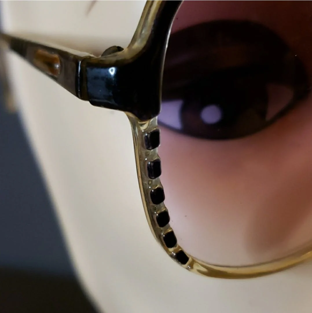 80's Oversized Clear and Black Rim Sunglasses - Image 7