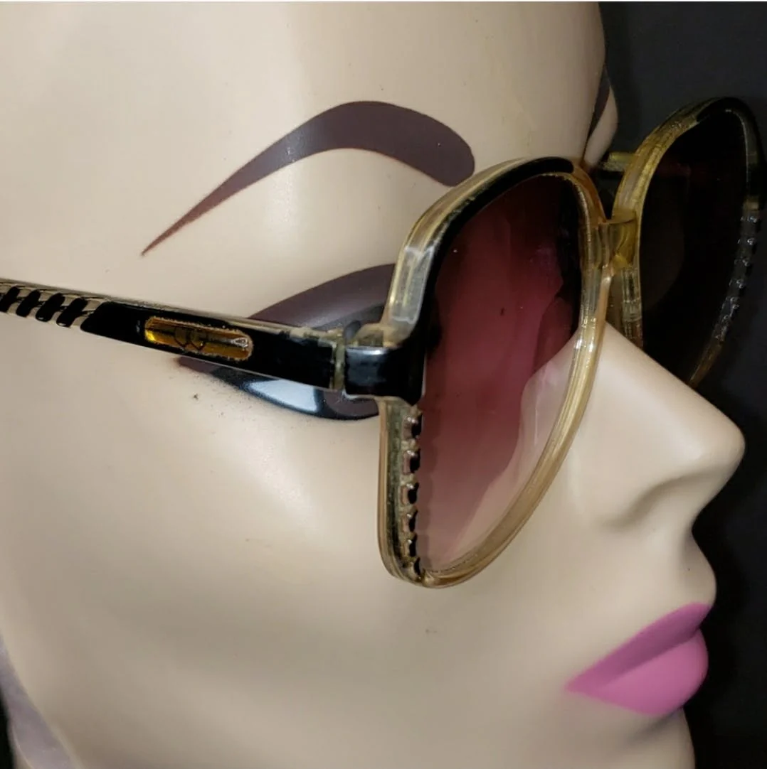 80's Oversized Clear and Black Rim Sunglasses - Image 9