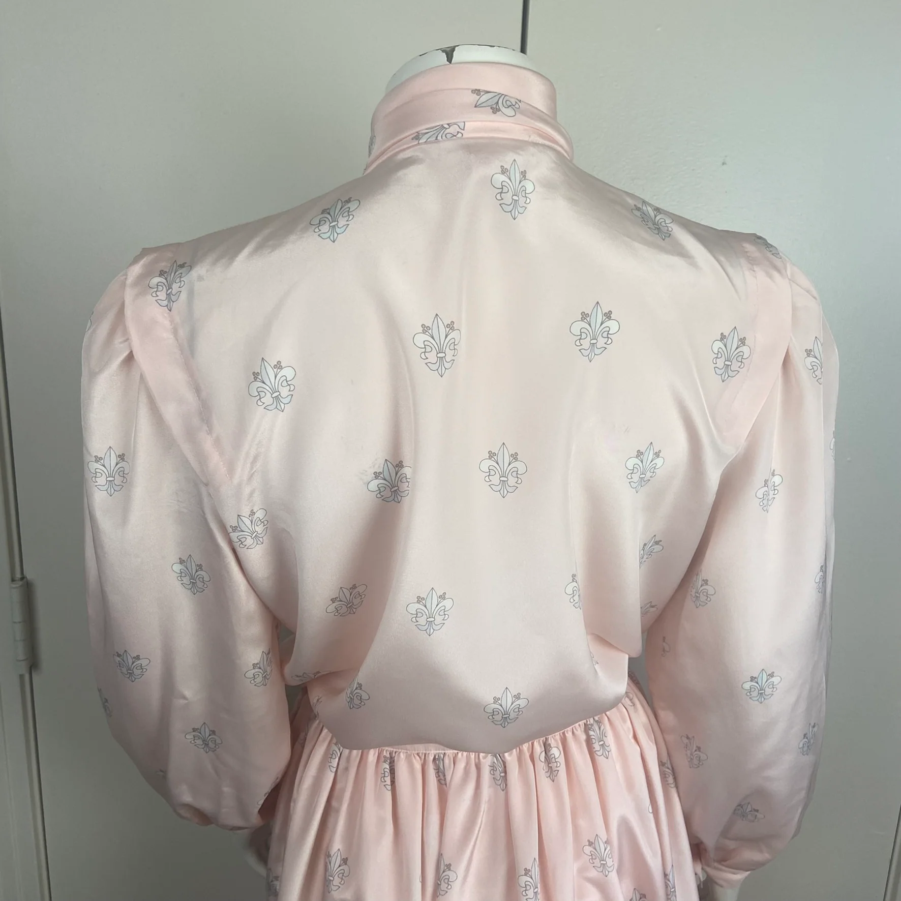 80s Pink Fleur Di Lis Pussy Bow Skirt Blouse Top Set By Halston - Image 9