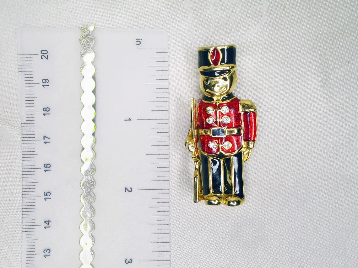 80s Toy Soldier Holiday Brooch Christmas Figural Pin - Image 5