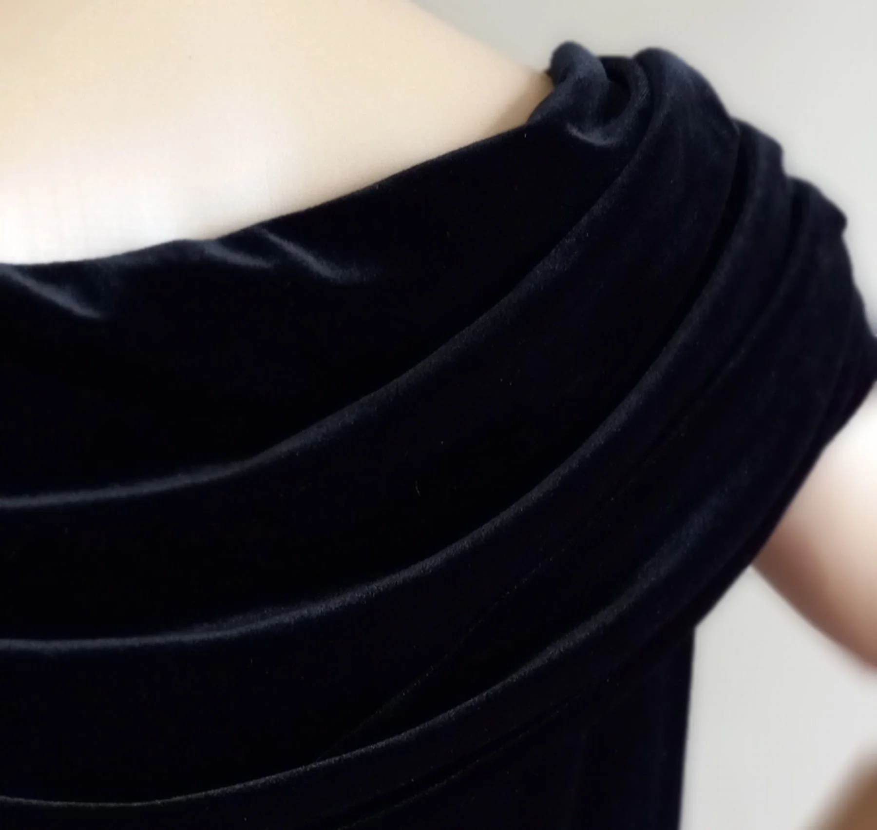 90’s Black Velvet Polyester Short Sleeve Top - Image 5