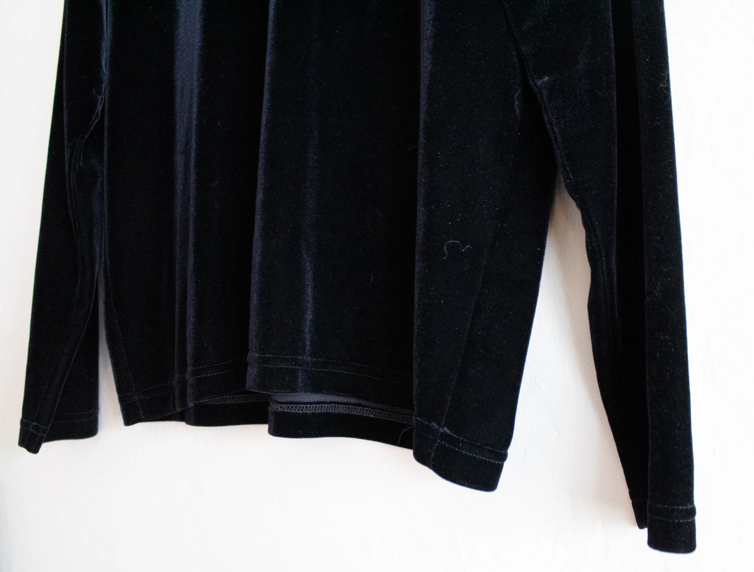 90s/00s Black Velvet Quarter Length Sleeve Pullover Top - Image 6