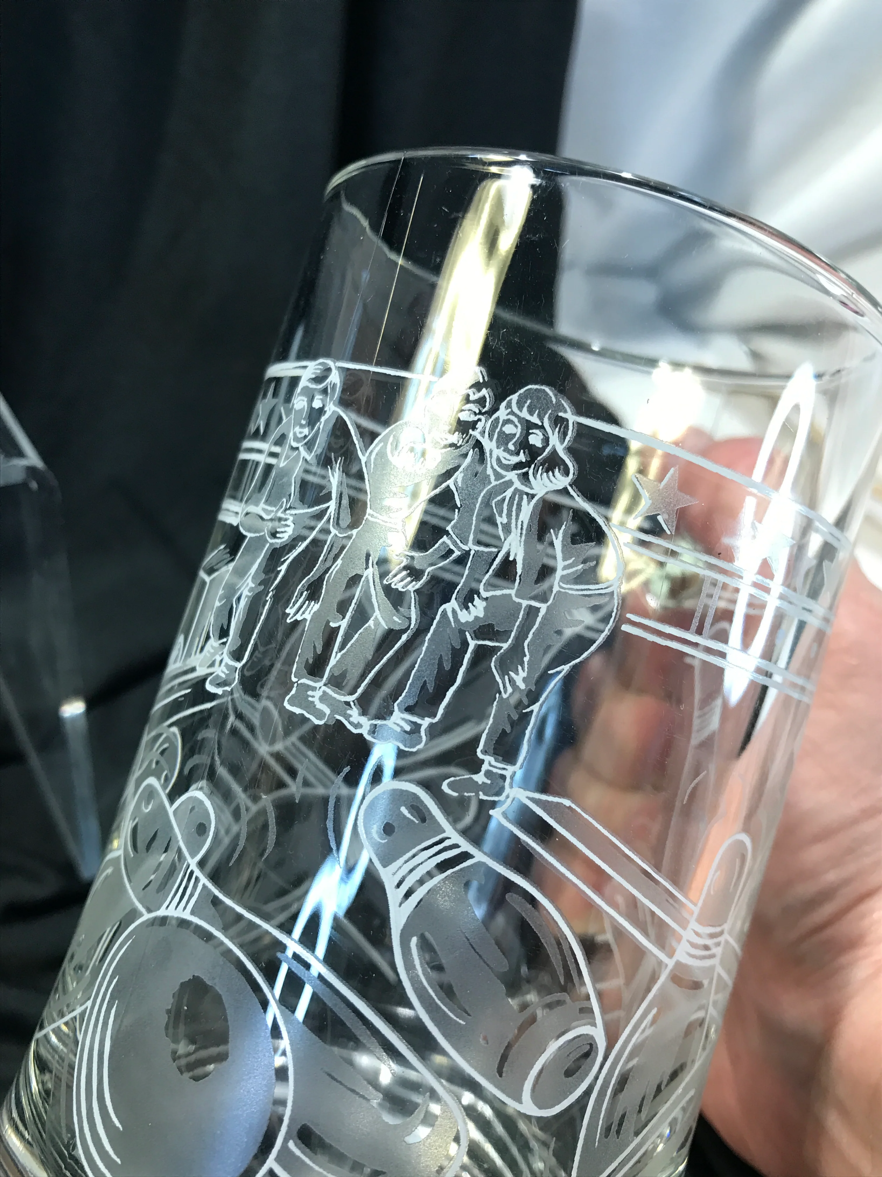 90s/00s Etched Glass Beer Mug Drinking Glass With Handle - Image 9