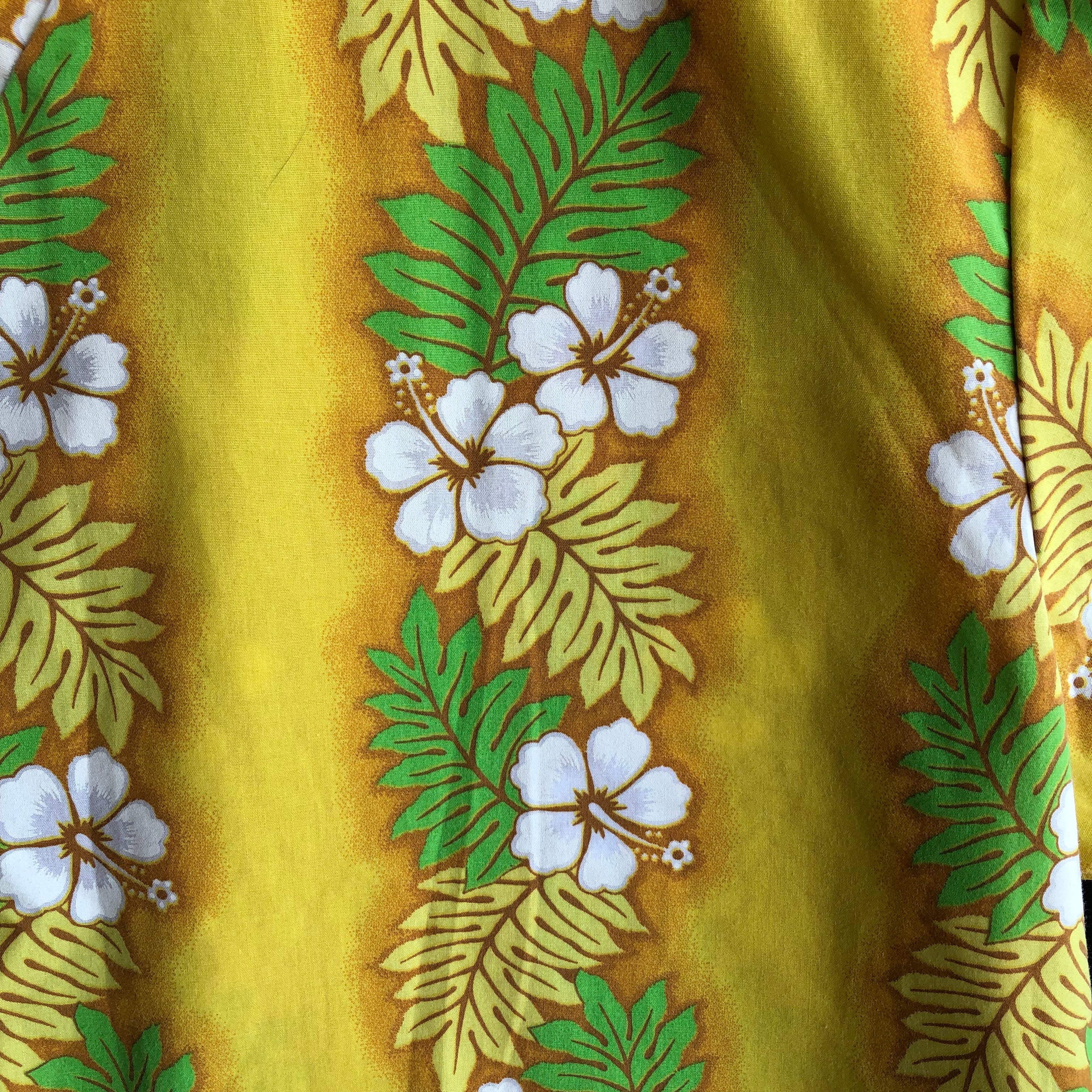 90s/00s Hawaiian Short Sleeve V-neck Scrub Shirt By Local Design - Image 3