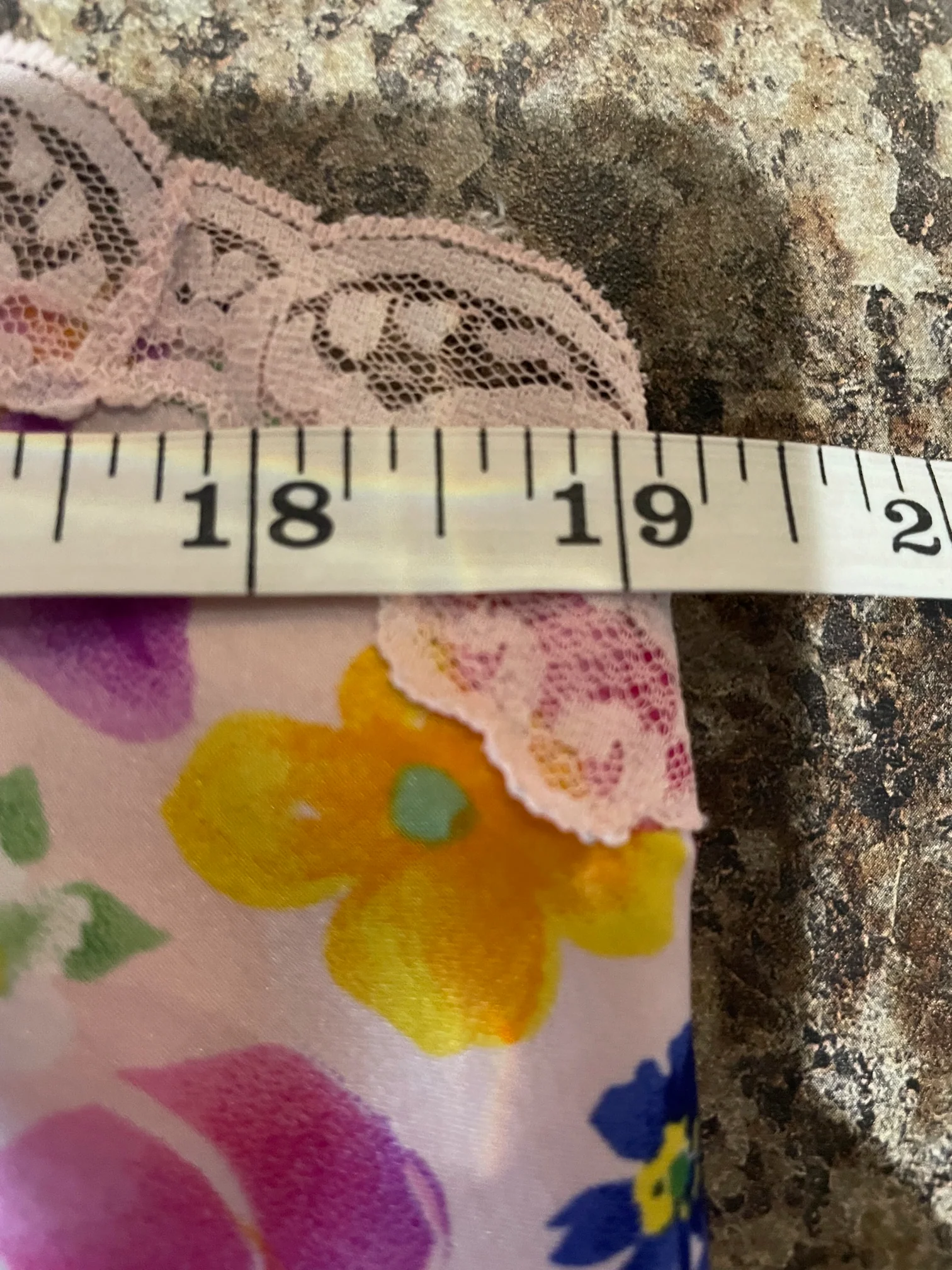 90s/00s Hot Pink Floral Lace Cami - Image 4