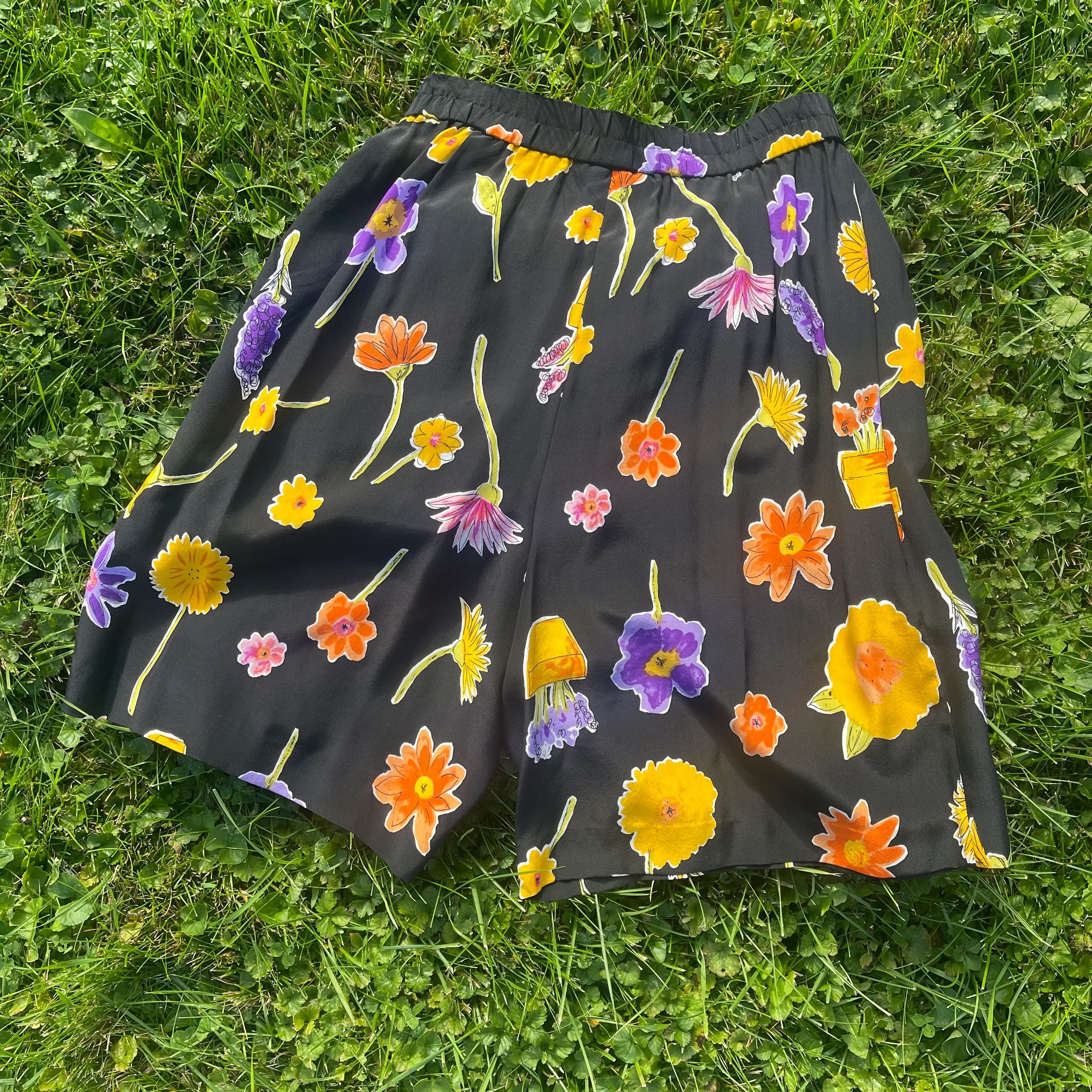 90s/00s Vintage Two Piece Silk Shorts And Blouse Set By Maggy London - Image 3