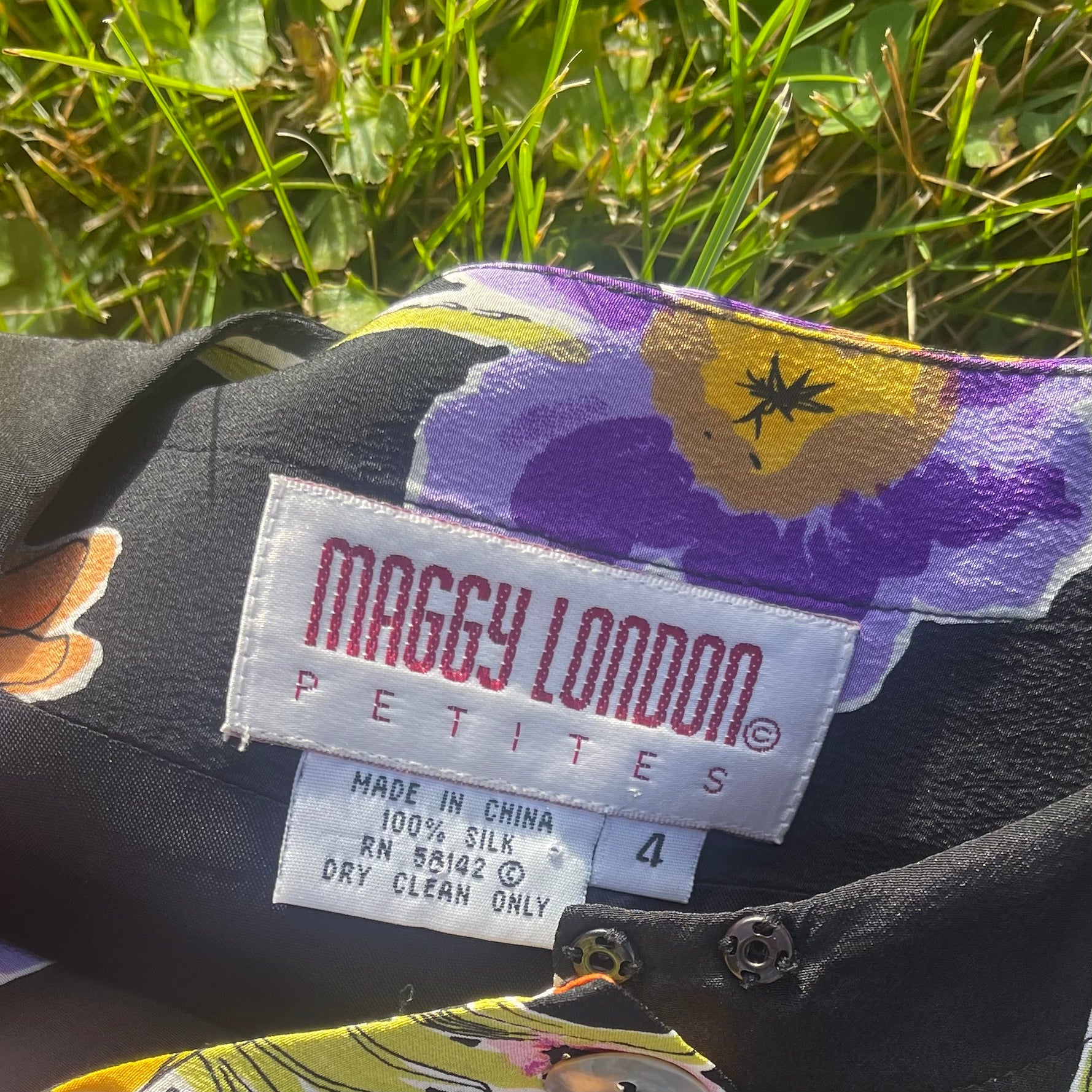 90s/00s Vintage Two Piece Silk Shorts And Blouse Set By Maggy London - Image 4