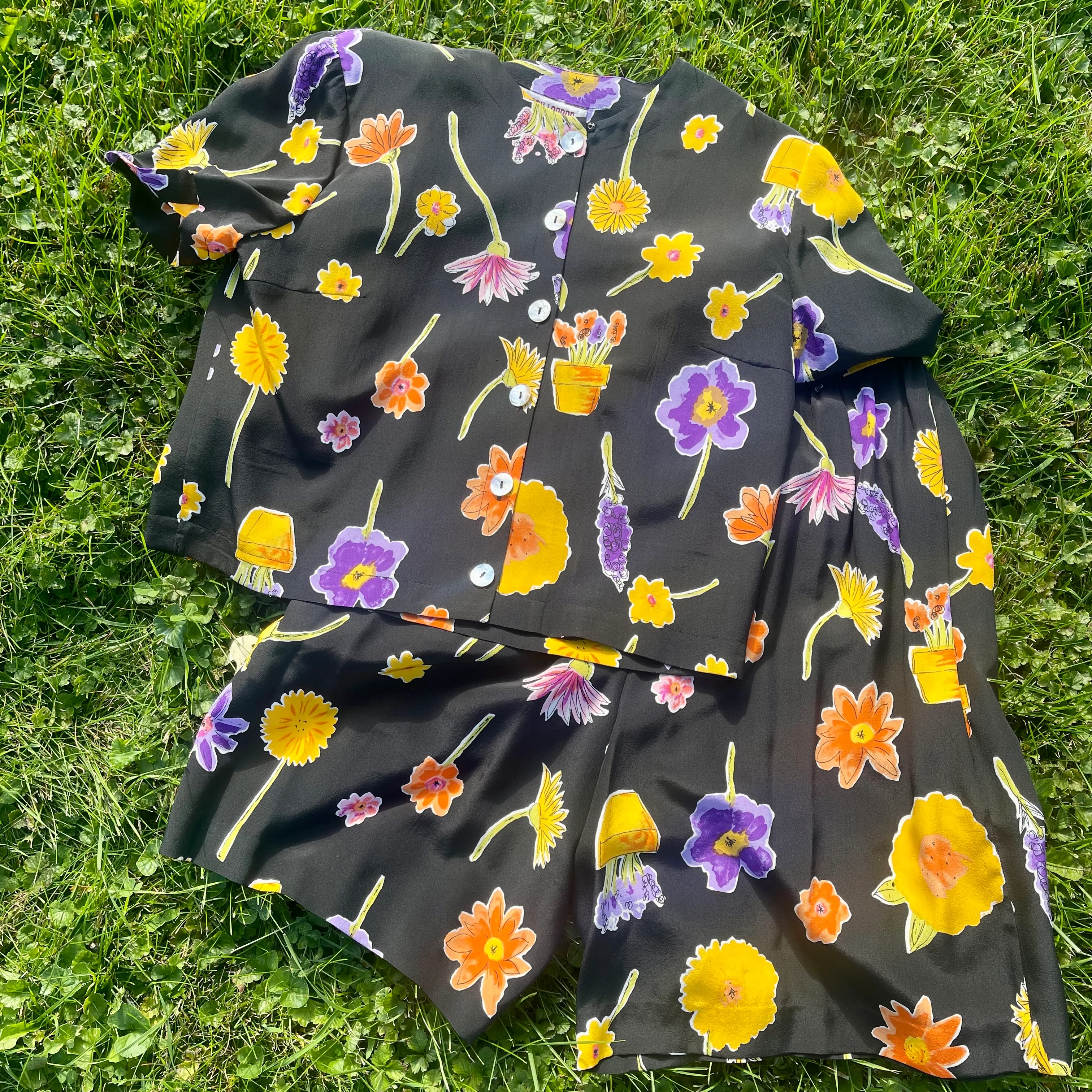 90s/00s Vintage Two Piece Silk Shorts And Blouse Set By Maggy London - Image 5