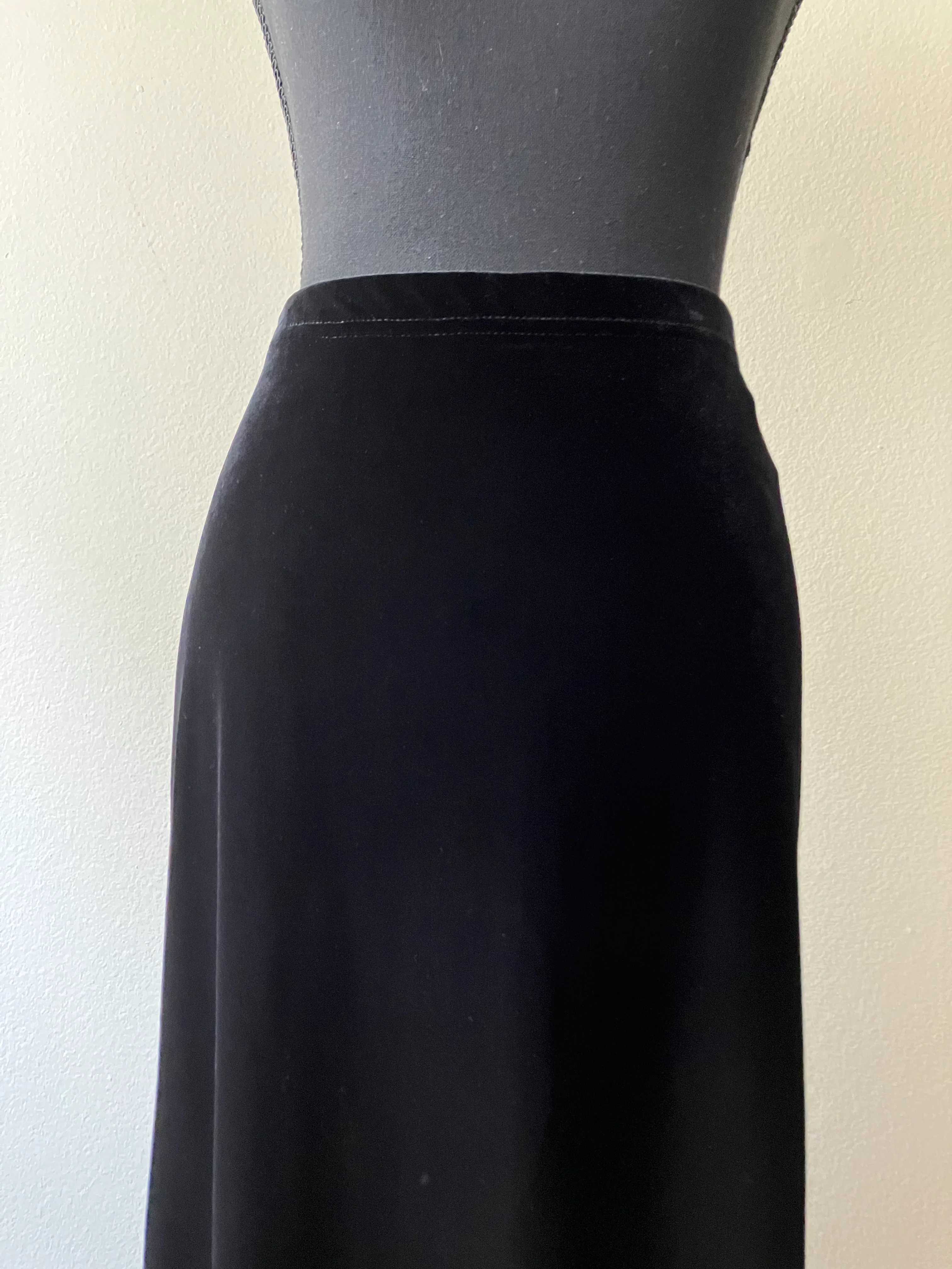 90s Black Velvet Maxi Skirt With High Side Slits By T by Tadashi - Image 3