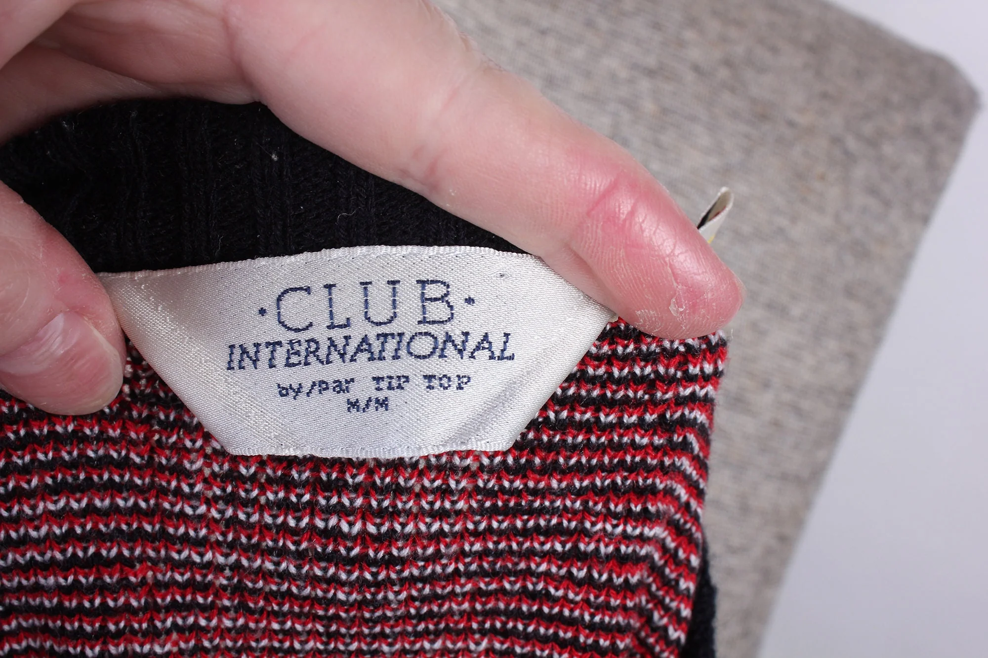 90s Era Club International Brand Red White Black Geometric Men's Pullover Crew Neck Sweater Acrylic by Club International - Image 2