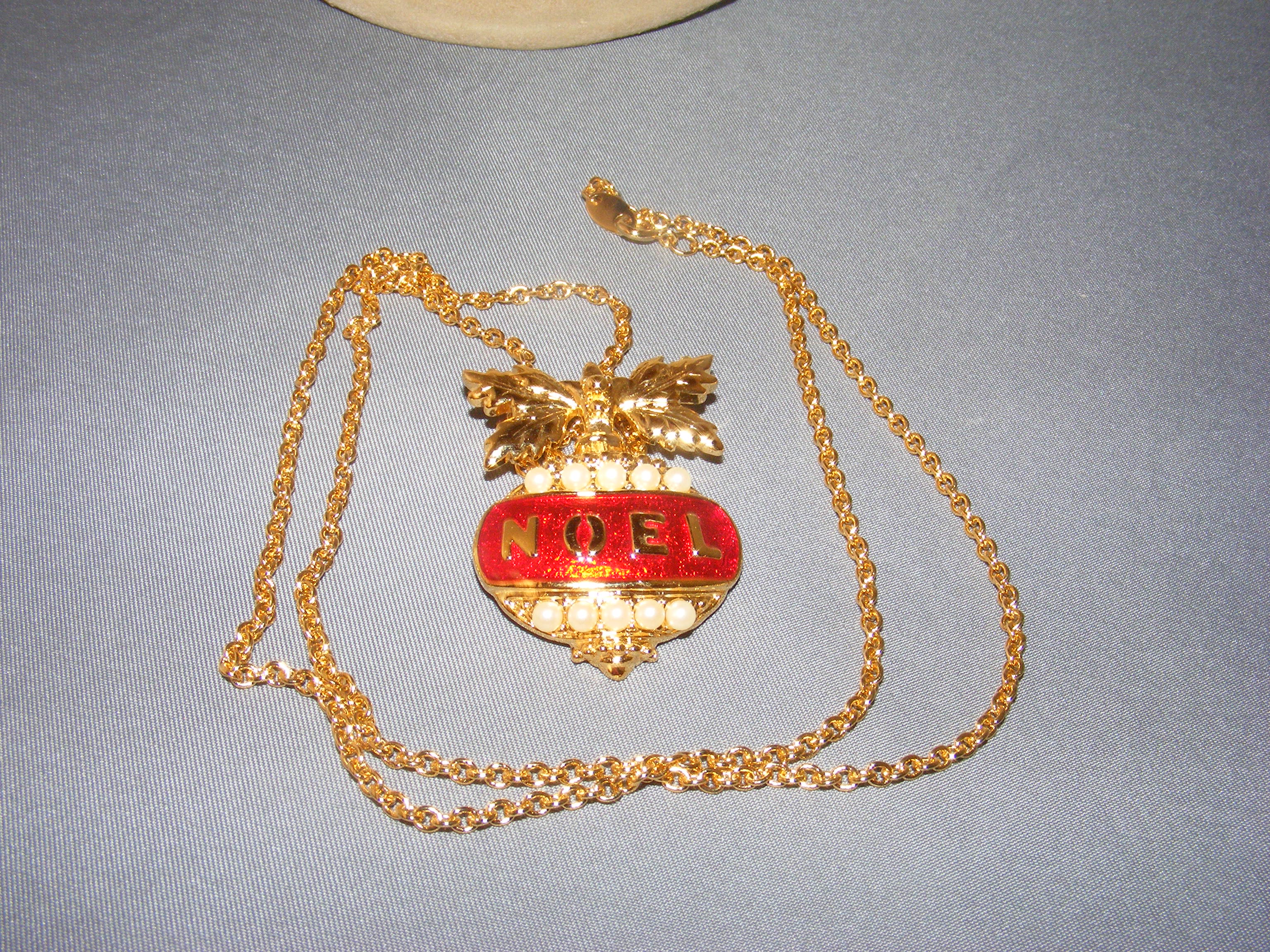 90s Noel Christmas Pendant Necklace Enamel Faux Pearl By Avon - Image 9