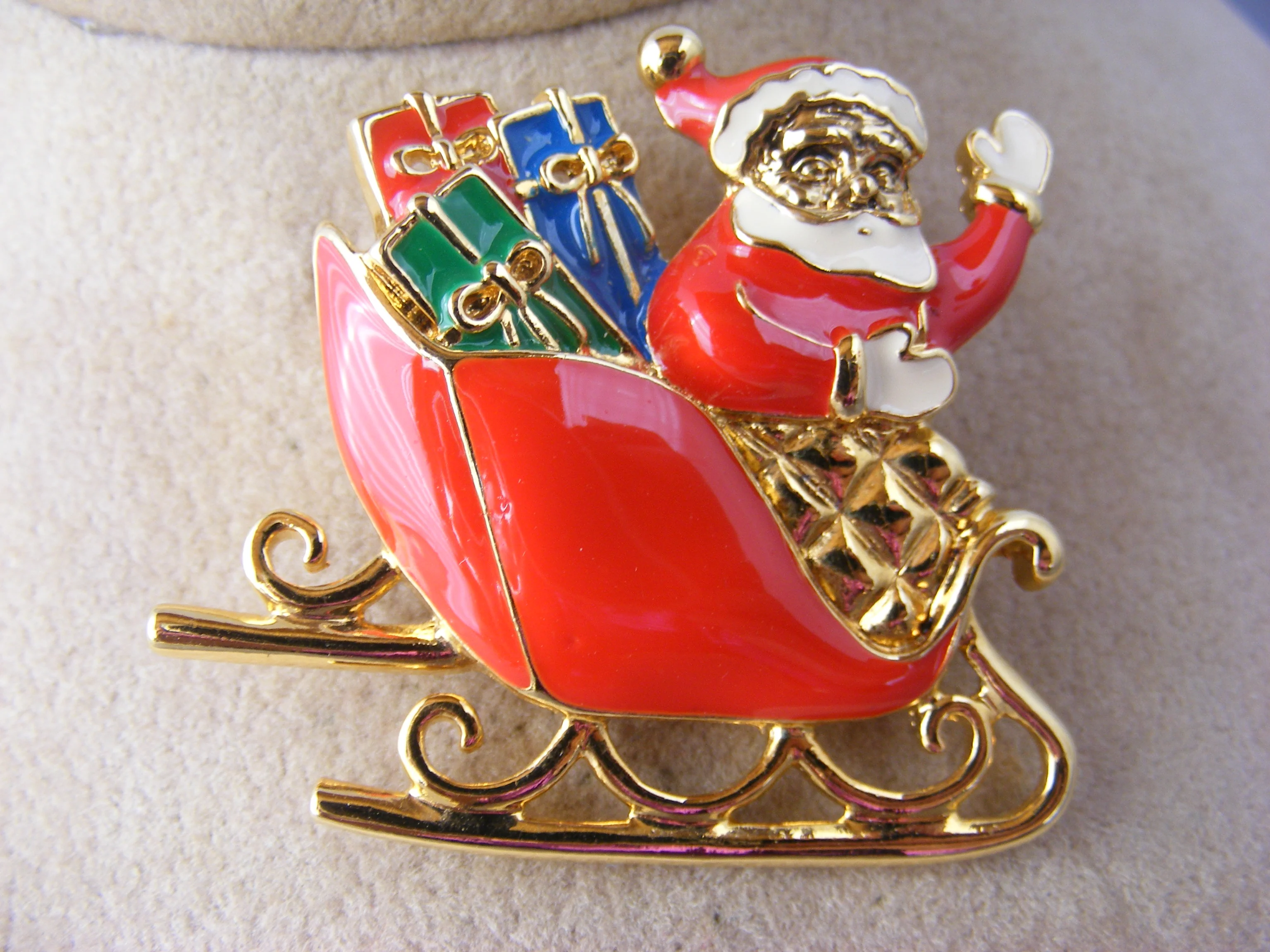 90s Santa And Sleigh Christmas Pin Enamel Nice By Avon - Image 5