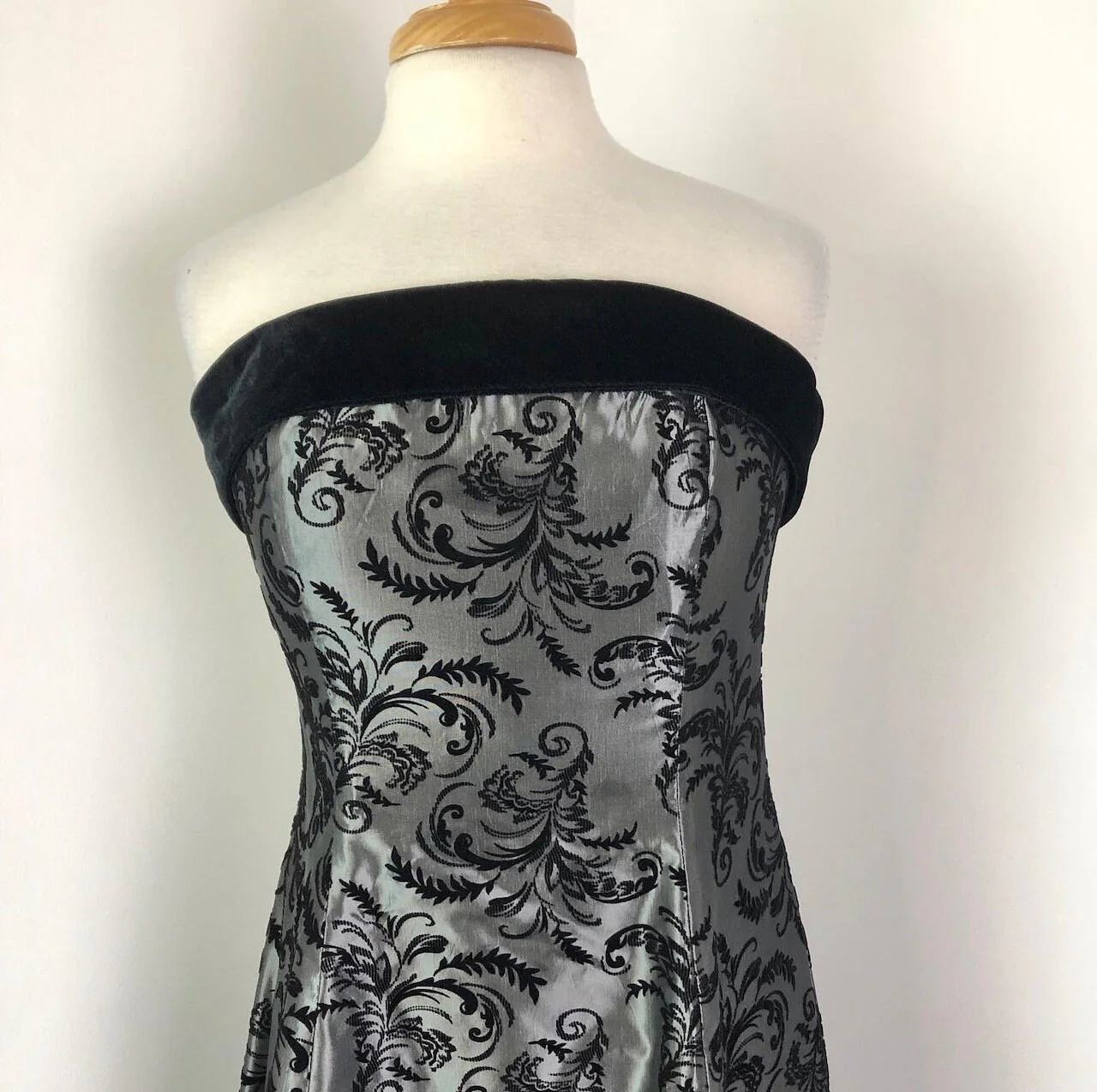 90s Strapless Iridescent Silver and Black Velvet Brocade Gown by Dave & Johnny - Image 4