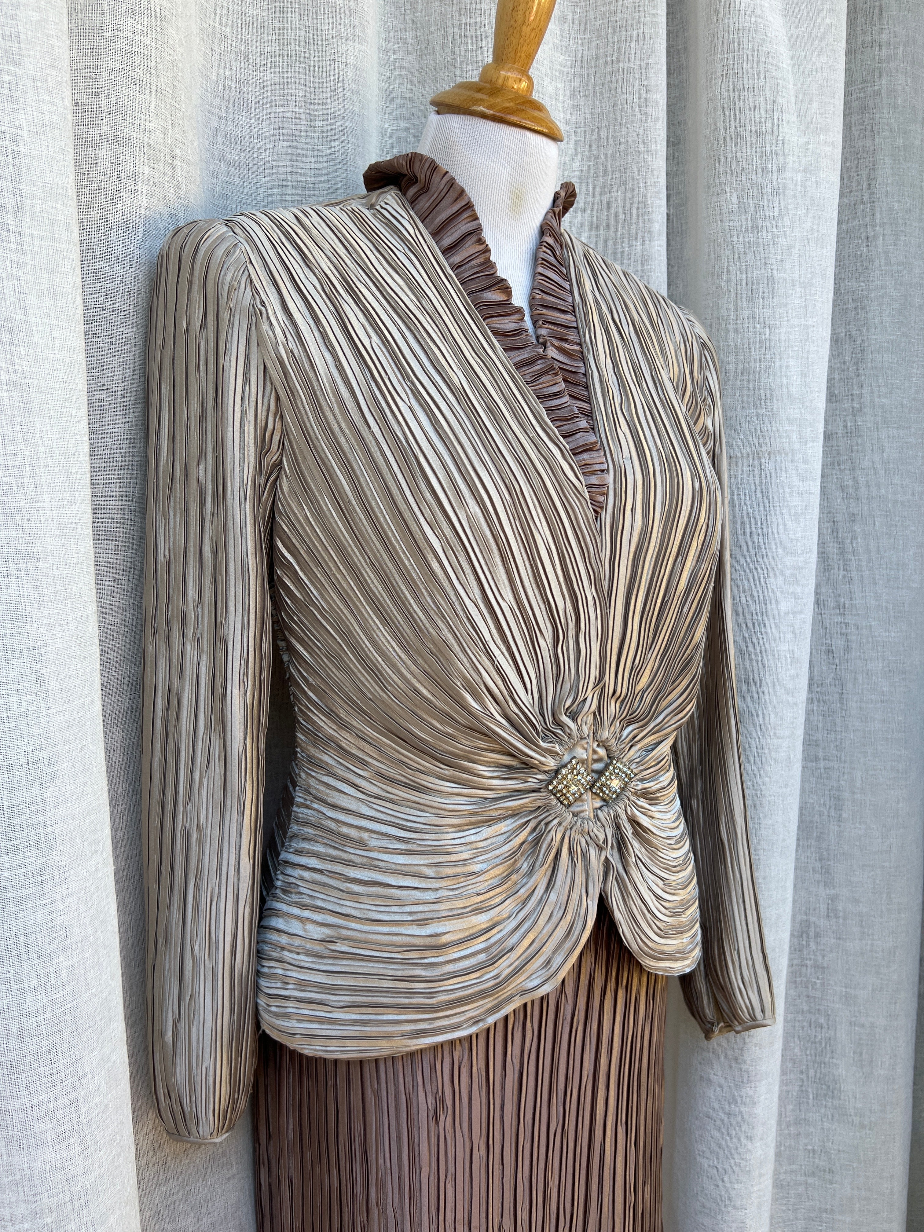 90s Taupe Cream Plisse Pleated Evening Skirt Suit By George F. Couture - Image 3