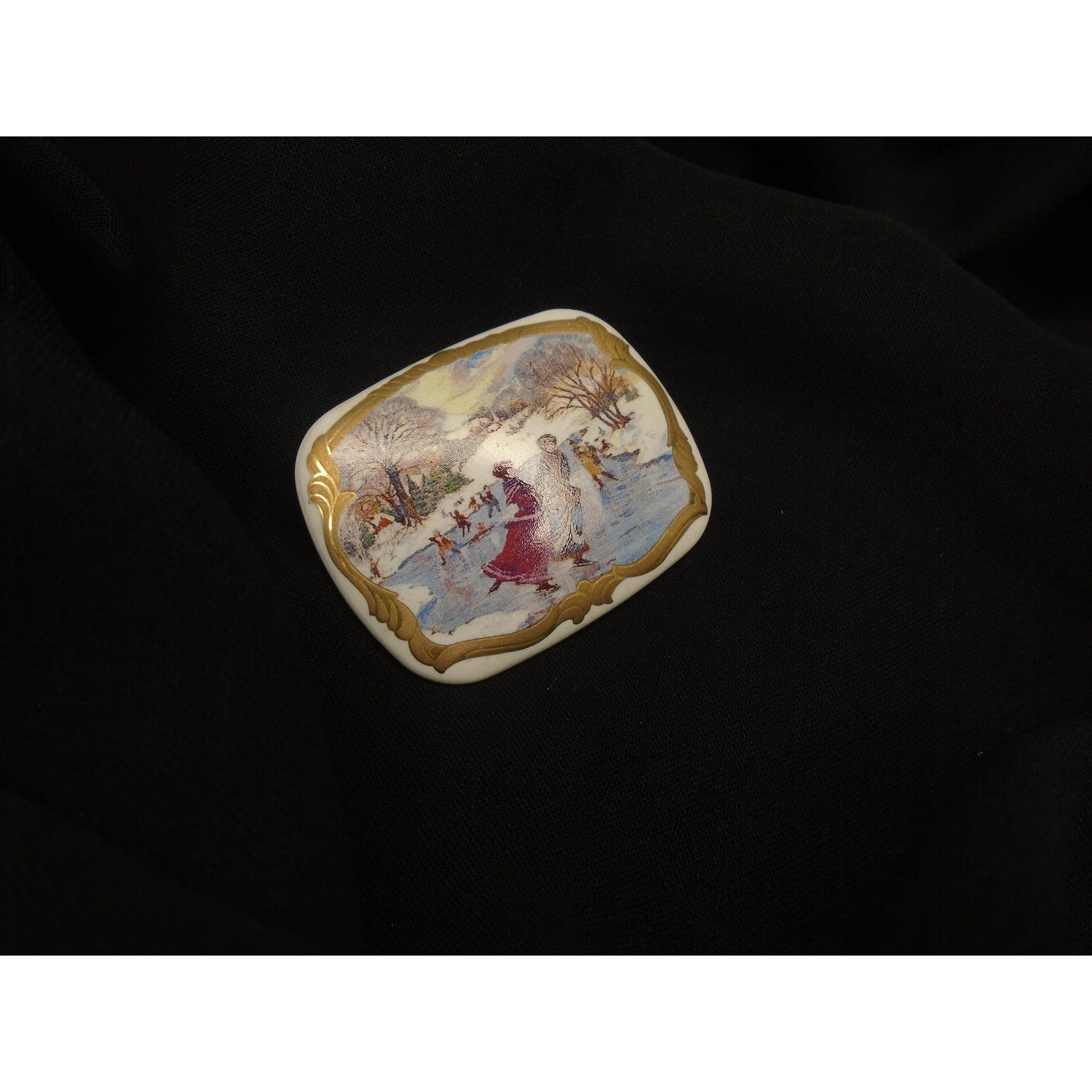 90s Victorian Holiday Porcelain Pin Rare Book Piece By Avon - Image 3