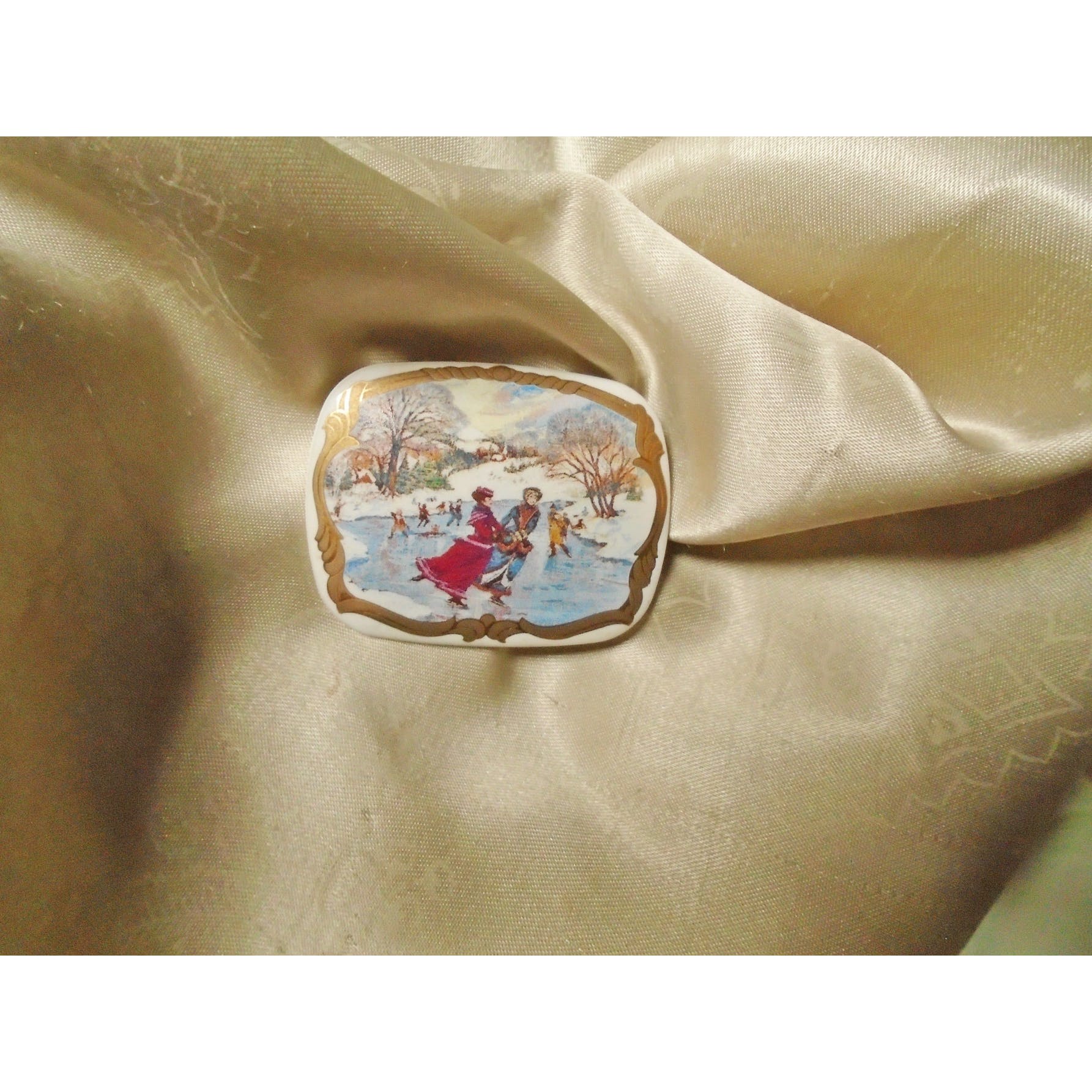 90s Victorian Holiday Porcelain Pin Rare Book Piece By Avon - Image 5