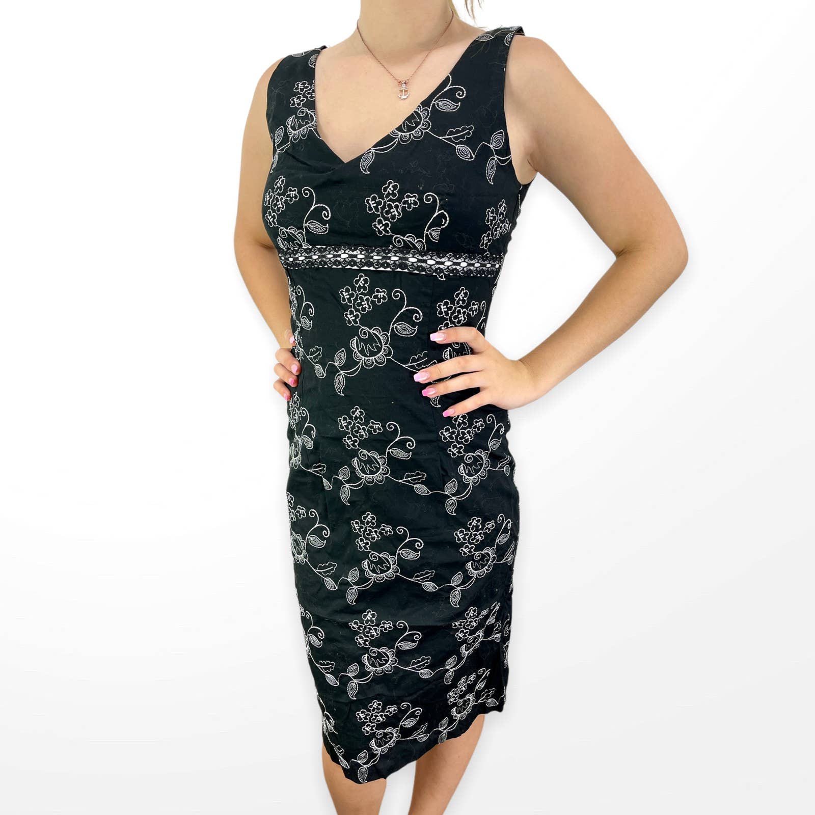 90s Vintage Black White Floral Print Sleeveless V-Neck Dress by Aqua - Image 5