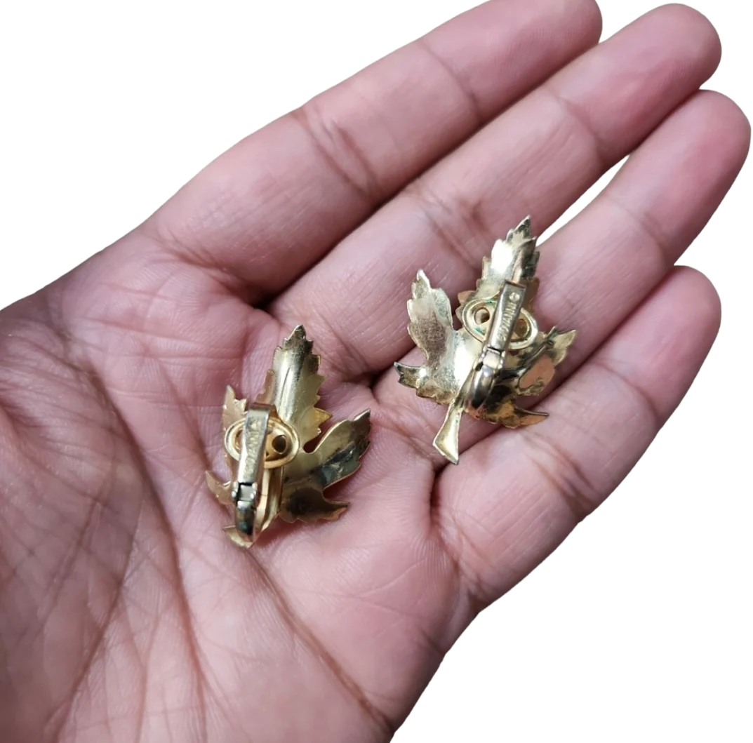 90s Vintage Giovanni Gold Toned Leaf Clip On Earrings By Giovanni - Image 2