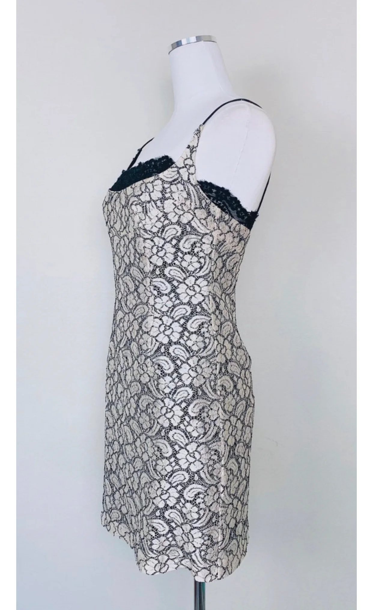 90s Vintage Gray Lace Carmen Marc Valvo Mini Dress By Carmen Marc Valvo - Image 3