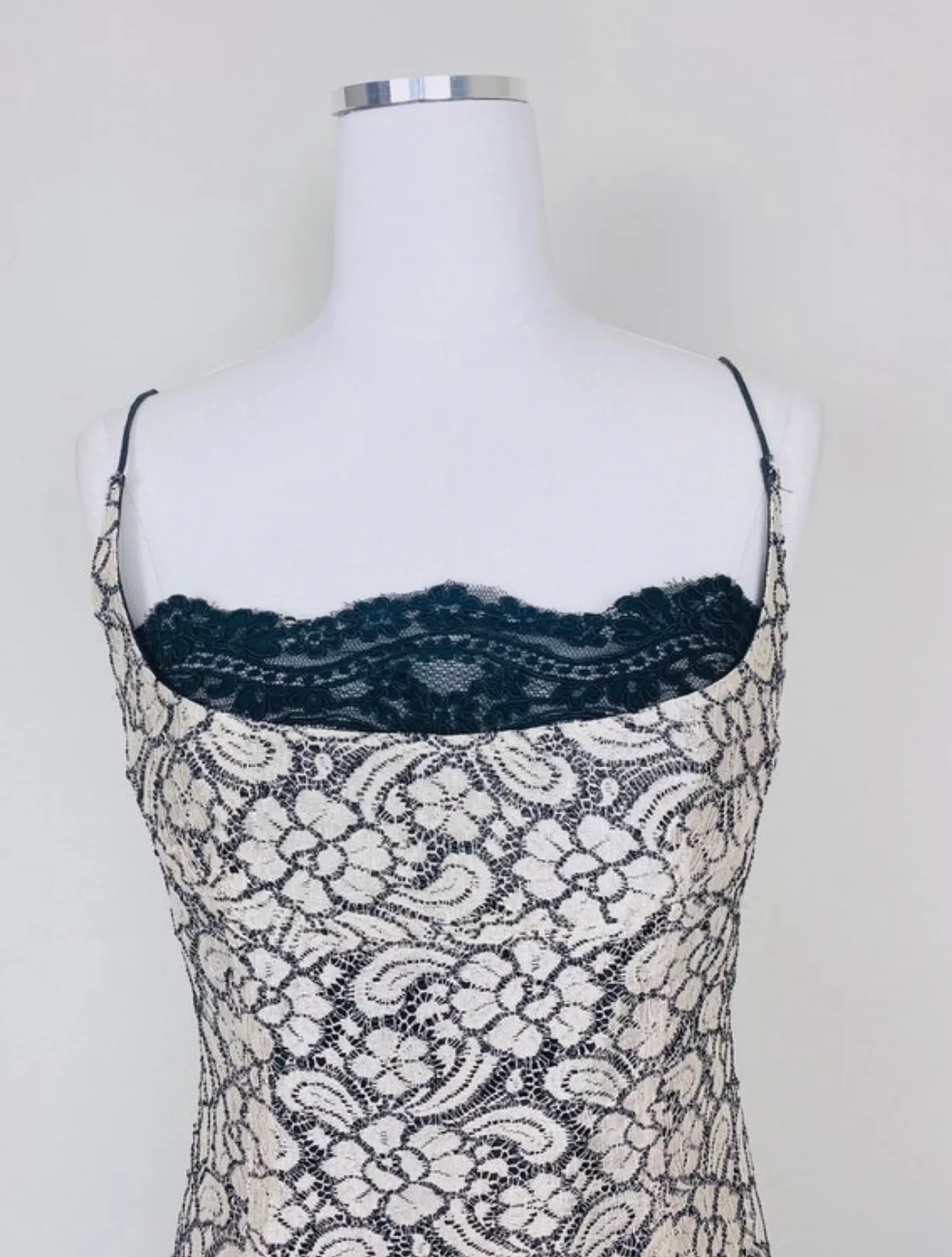 90s Vintage Gray Lace Carmen Marc Valvo Mini Dress By Carmen Marc Valvo - Image 4