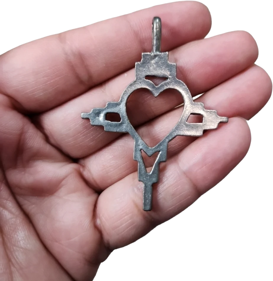 90s Vintage Silver Toned Zia Heart Pendant - Image 2