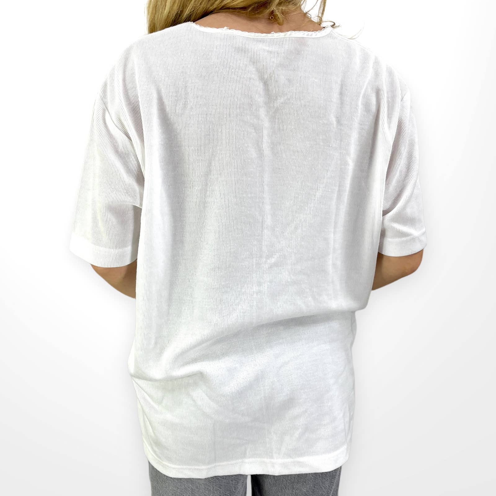 90s Vintage White Scooped V-Neck Short Sleeve Tee by Carolyn Taylor - Image 2