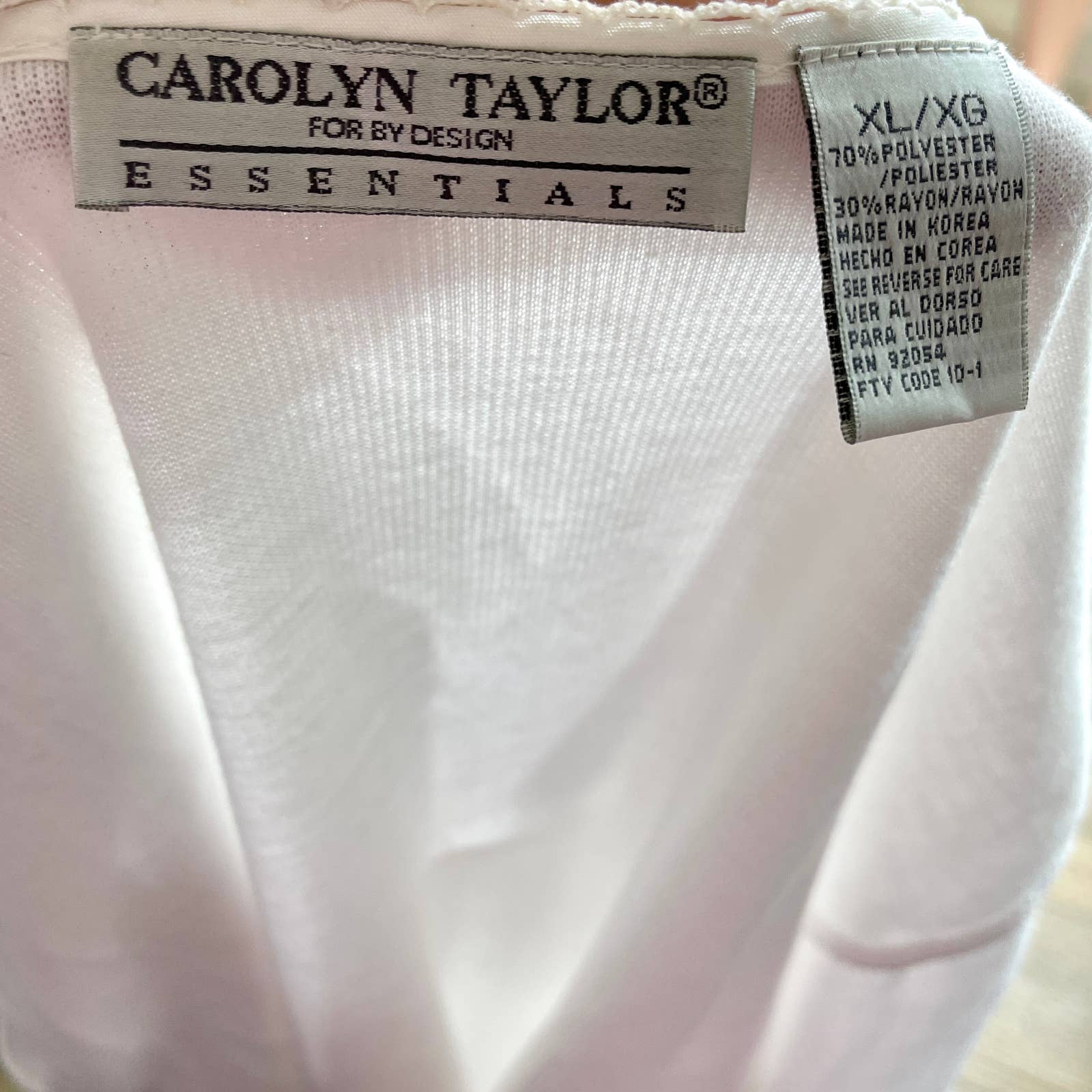90s Vintage White Scooped V-Neck Short Sleeve Tee by Carolyn Taylor - Image 4