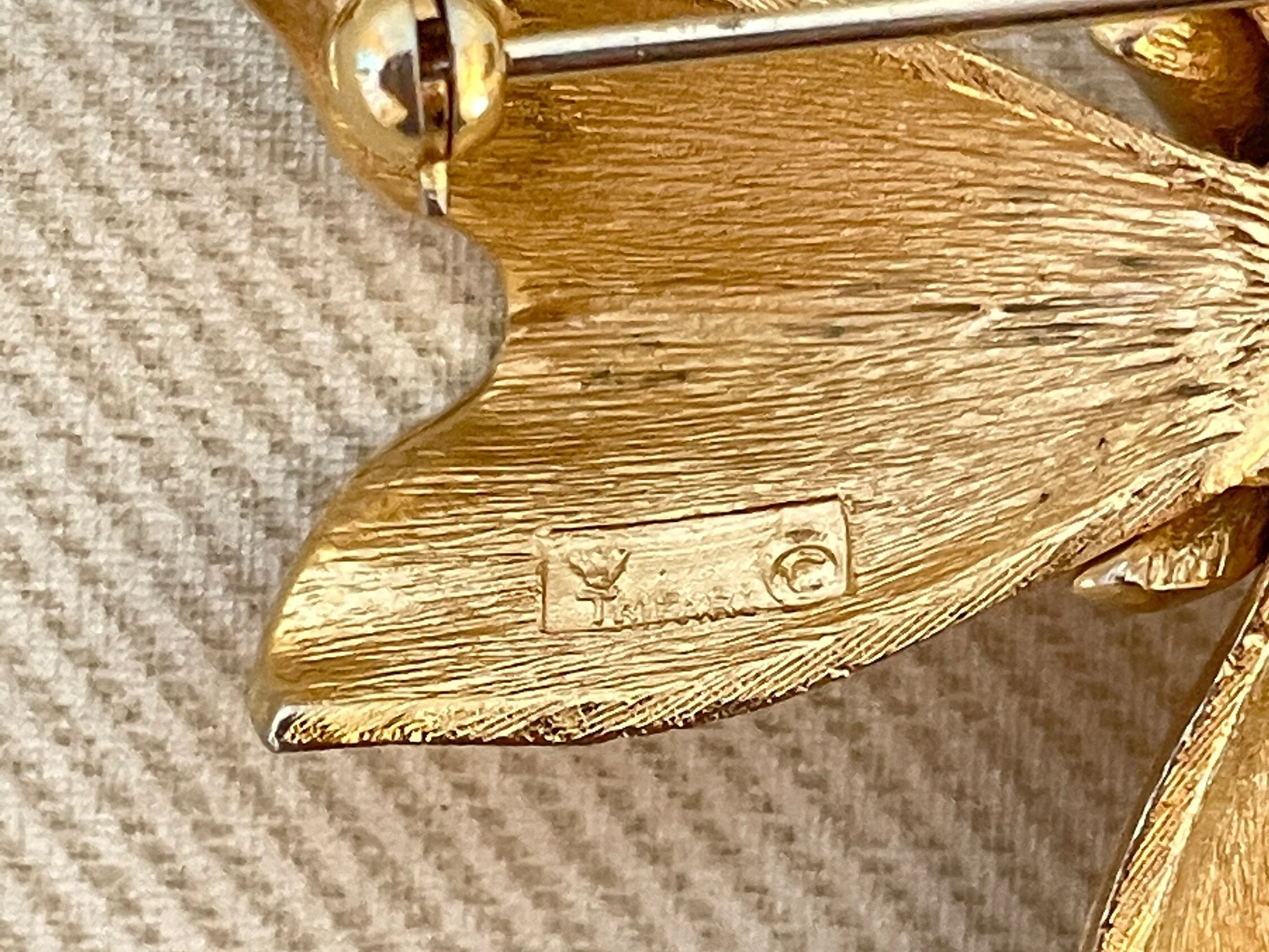 Art Nouveau Trifari Signed Gold Ribbon Brooch Pin by Trifari - Image 5