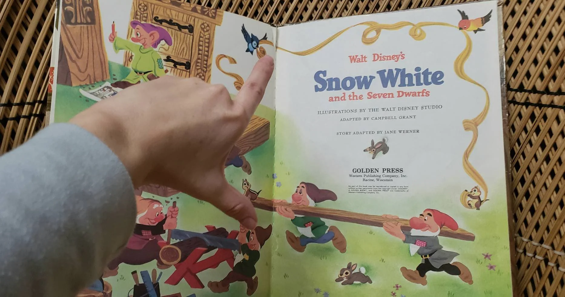 As Is 1982 Snow White and The Seven Dwarfs a Golden Book by Walt Disney - Image 3