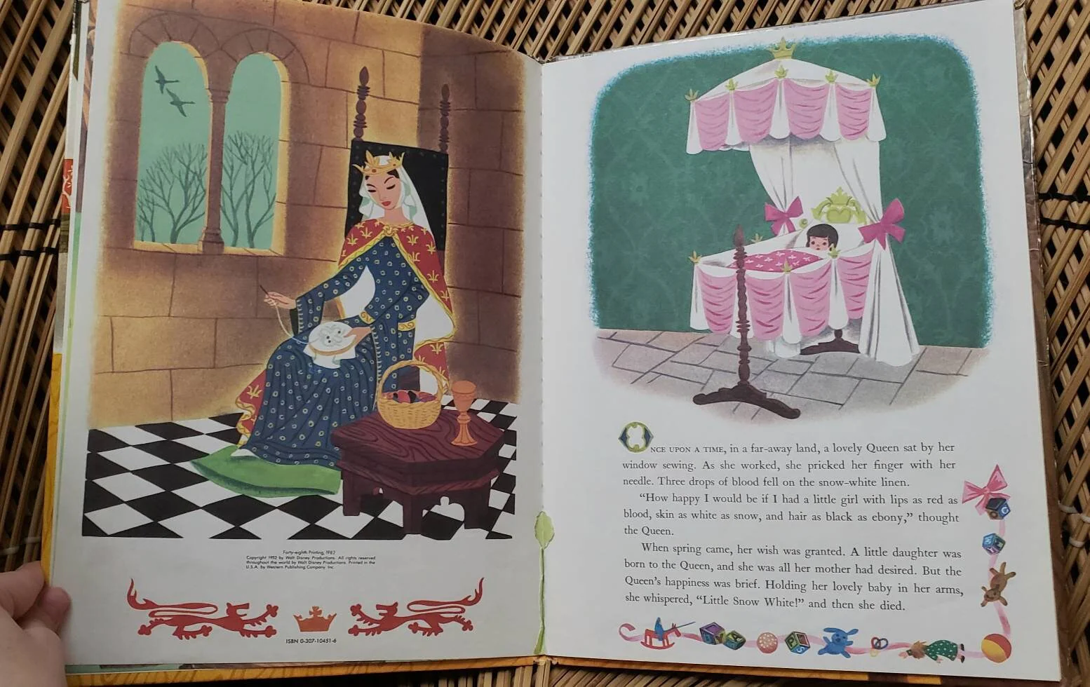 As Is 1982 Snow White and The Seven Dwarfs a Golden Book by Walt Disney - Image 4