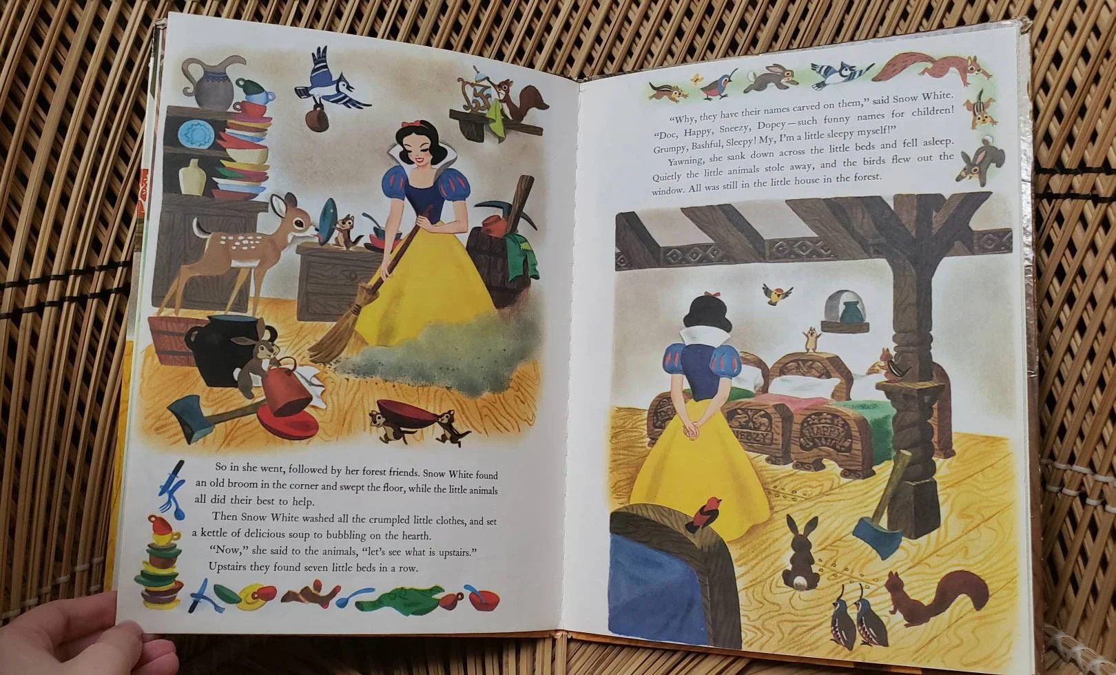 As Is 1982 Snow White and The Seven Dwarfs a Golden Book by Walt Disney - Image 7