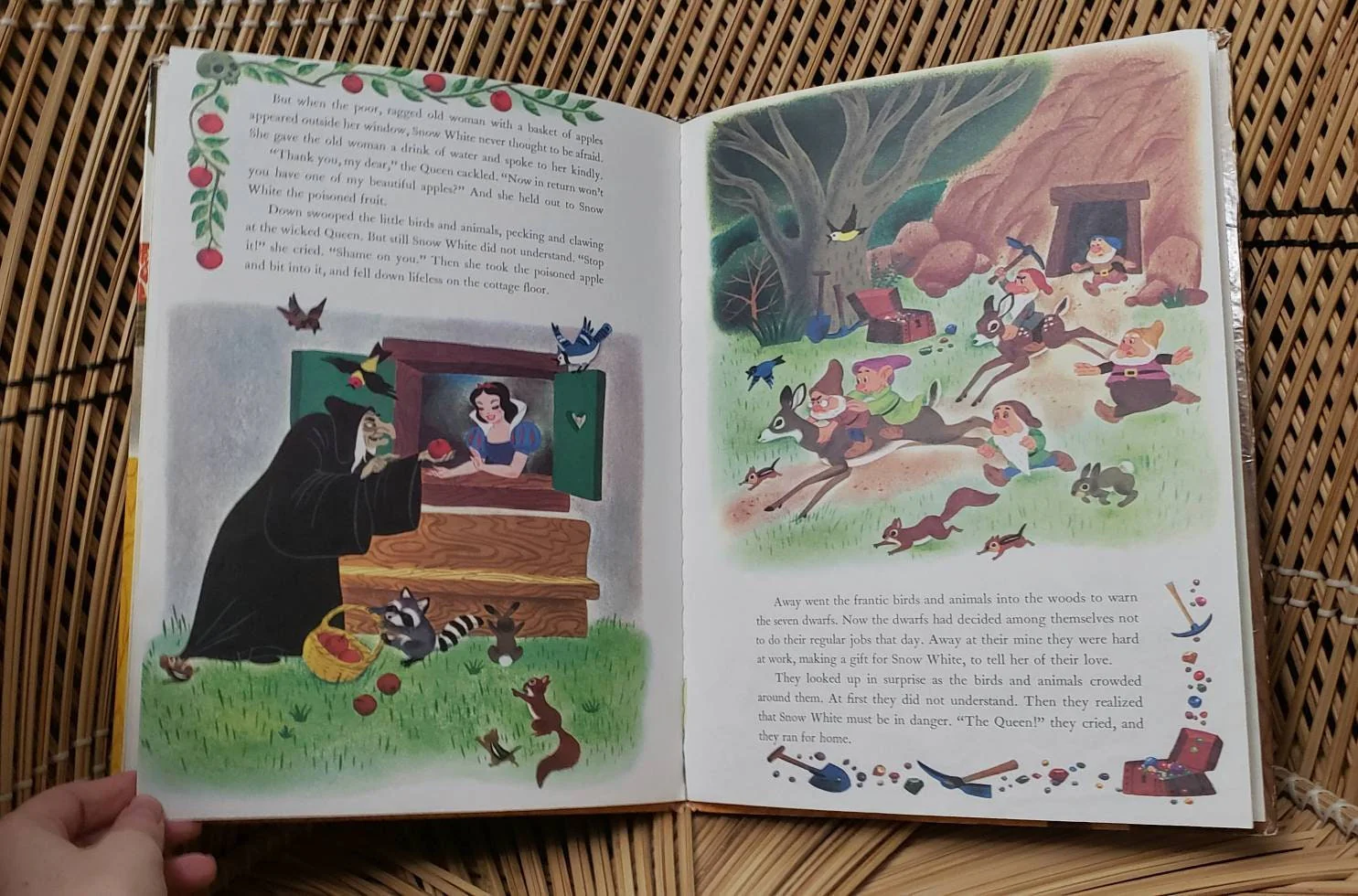 As Is 1982 Snow White and The Seven Dwarfs a Golden Book by Walt Disney - Image 8