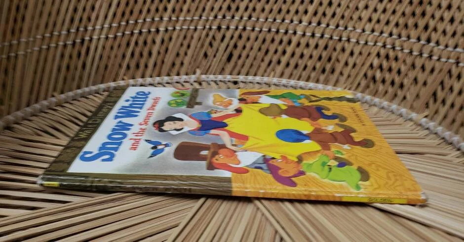 As Is 1982 Snow White and The Seven Dwarfs a Golden Book by Walt Disney - Image 9