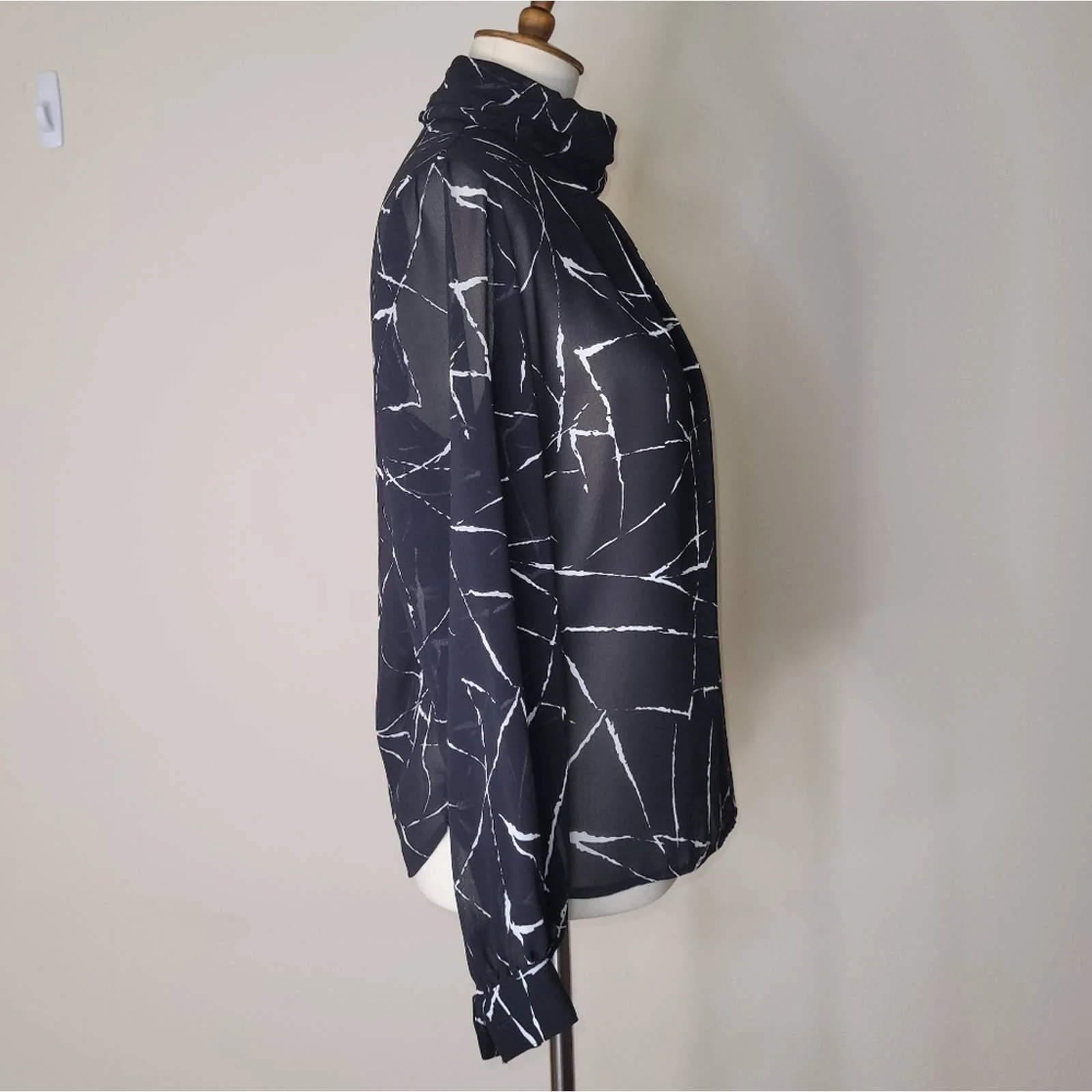 Black and White Abstract Flowy Long-Sleeved Blouse -m by Campus Casuals Of California - Image 3