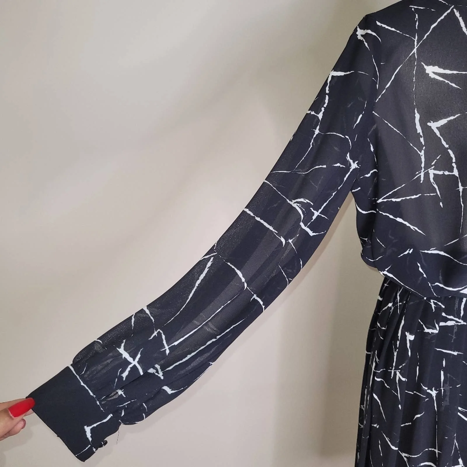 Black and White Abstract Flowy Long-Sleeved Blouse -m by Campus Casuals Of California - Image 5