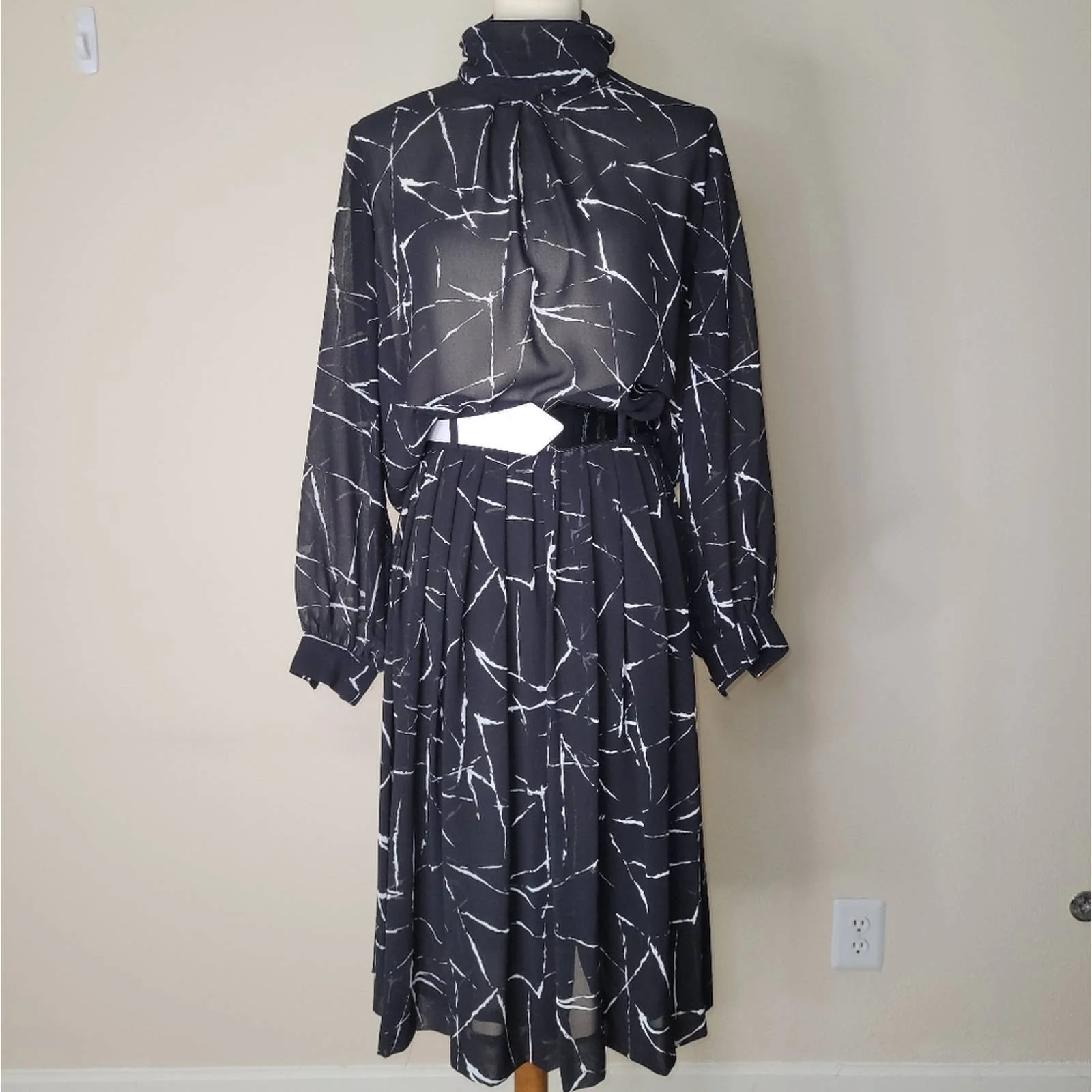Black and White Abstract Flowy Two Piece Skirt Set - M by Campus Casuals Of California - Image 2