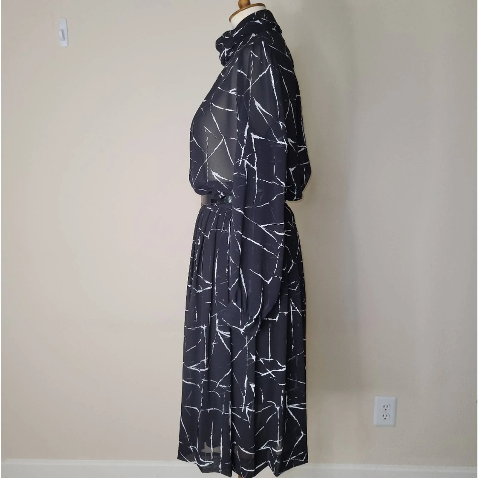 Black and White Abstract Flowy Two Piece Skirt Set - M by Campus Casuals Of California - Image 3