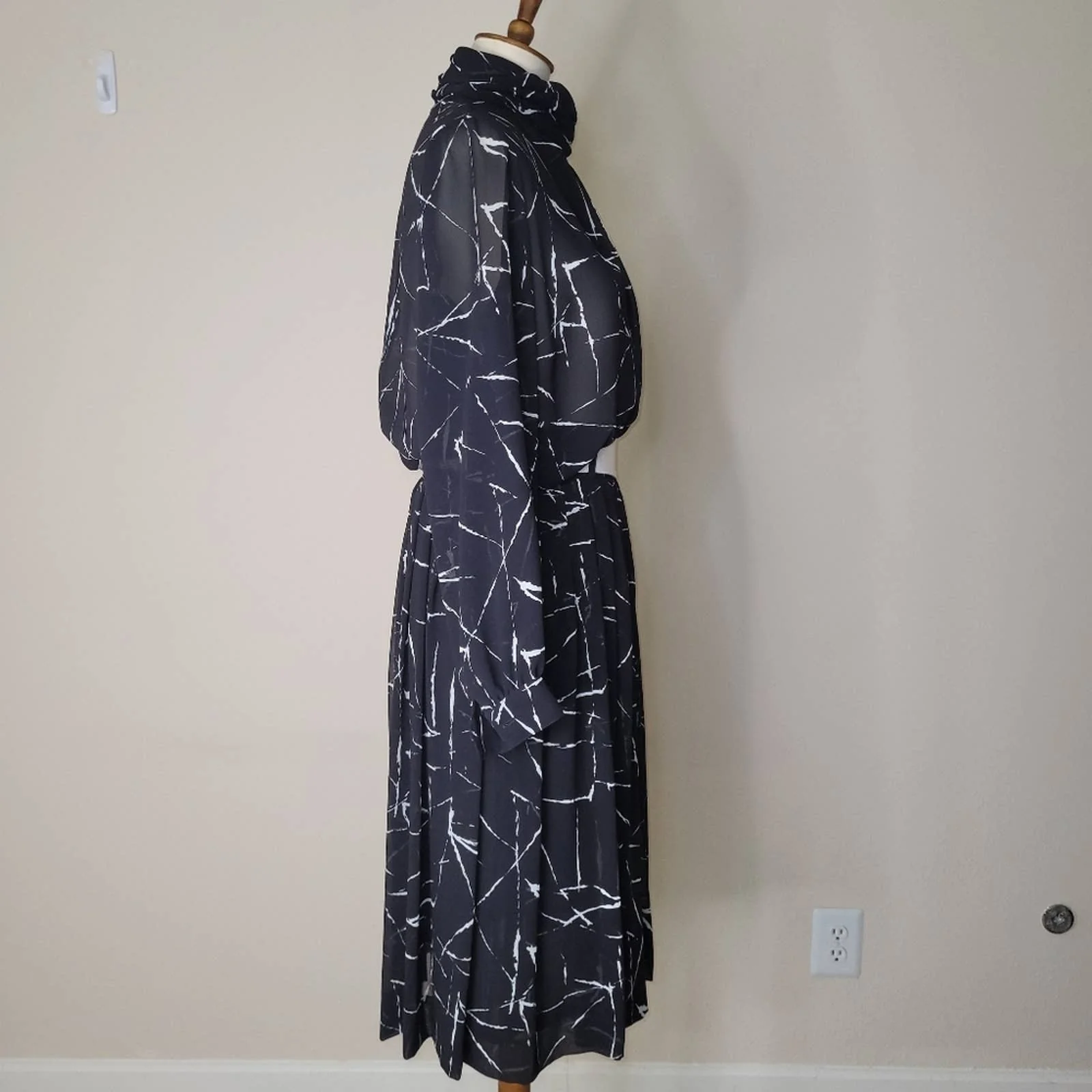 Black and White Abstract Flowy Two Piece Skirt Set - M by Campus Casuals Of California - Image 4