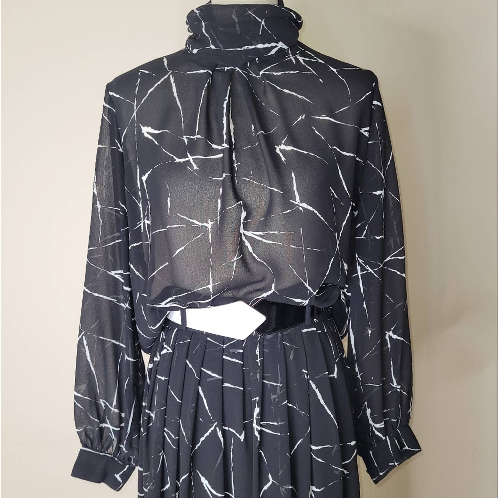 Black and White Abstract Flowy Two Piece Skirt Set - M by Campus Casuals Of California - Image 5