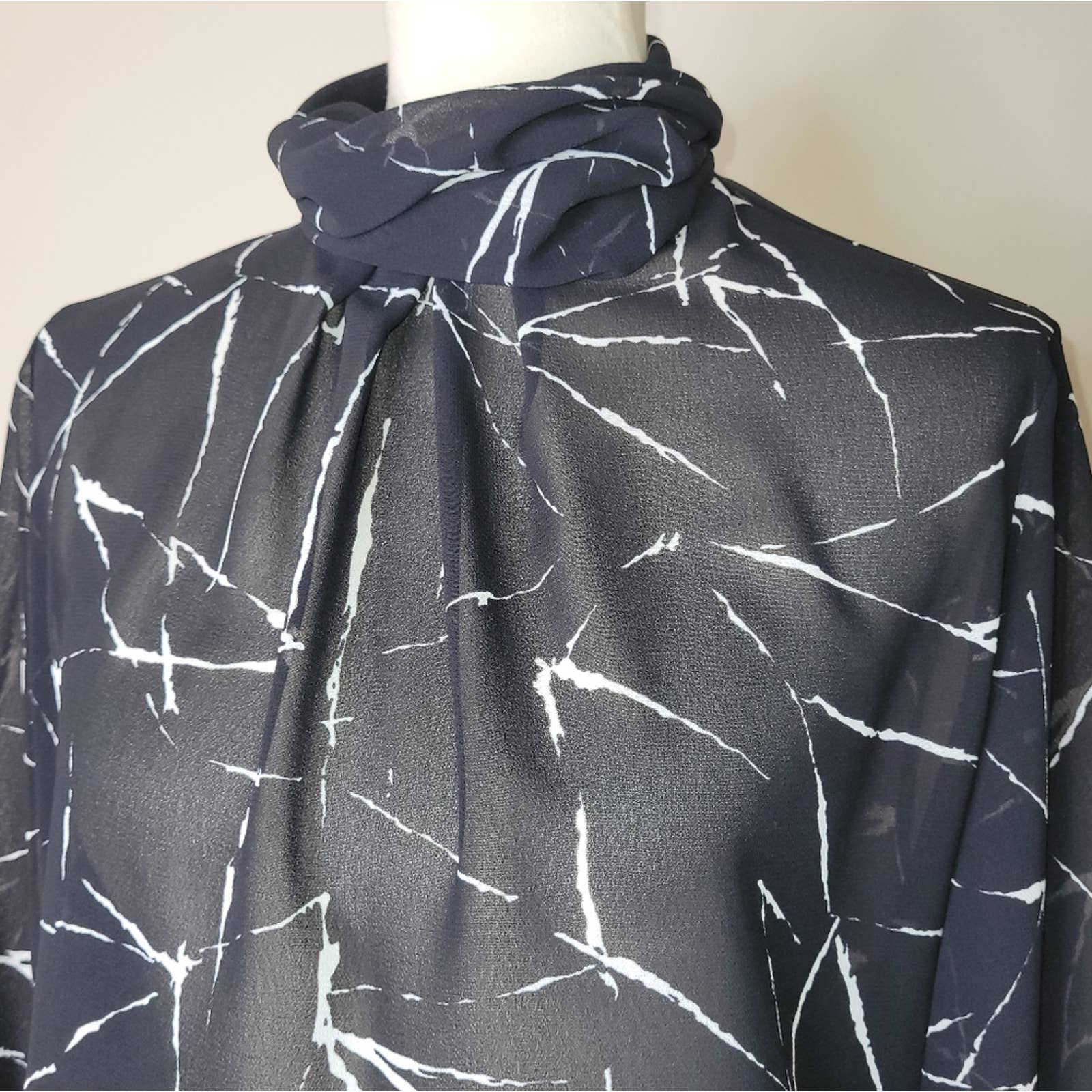 Black and White Abstract Flowy Two Piece Skirt Set - M by Campus Casuals Of California - Image 6