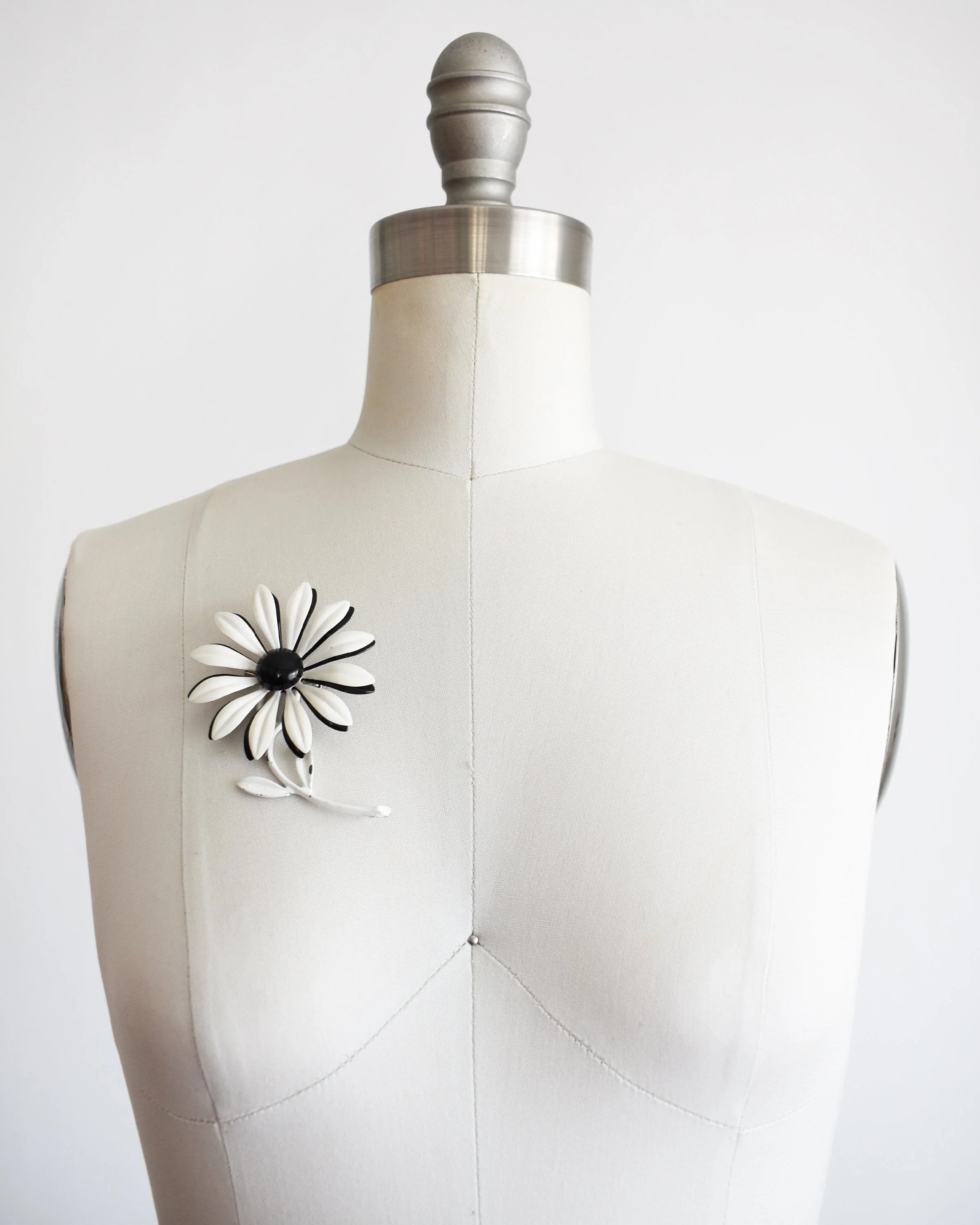 Black and White Flower Power Pin Vintage 60s Enamel Floral Pin, 60s Large Mod Daisy Brooch - Image 2