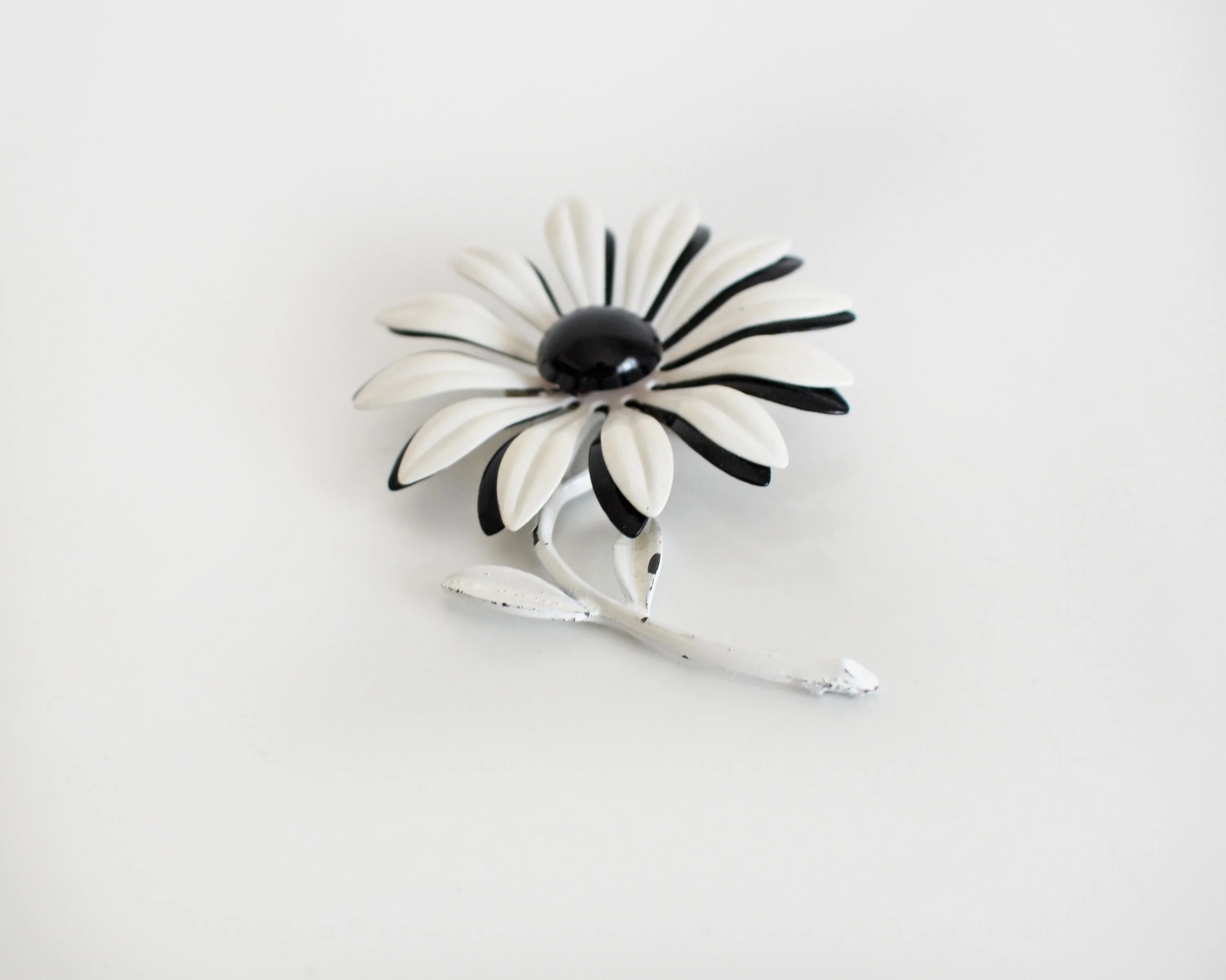 Black and White Flower Power Pin Vintage 60s Enamel Floral Pin, 60s Large Mod Daisy Brooch - Image 4