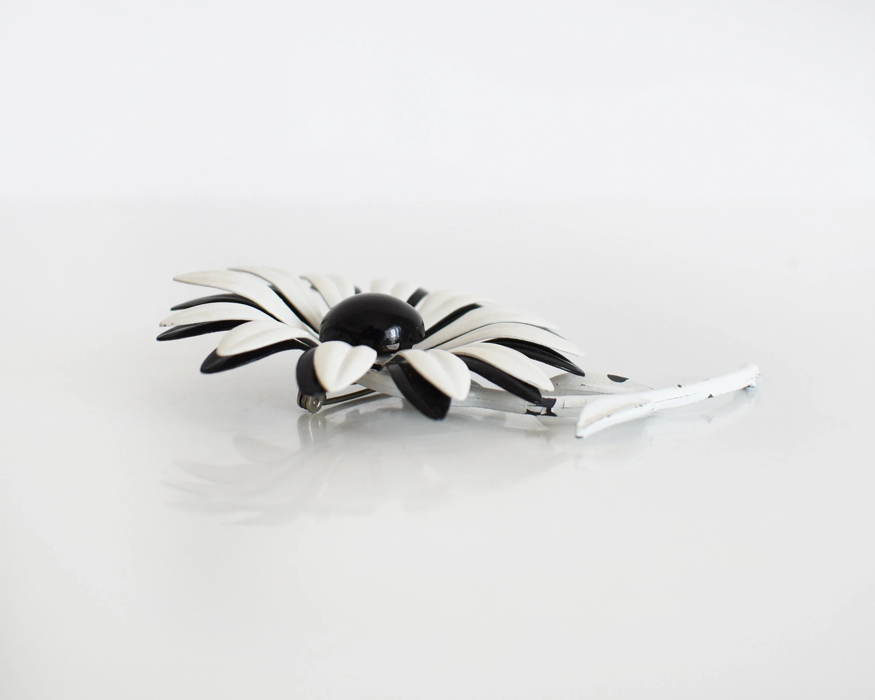 Black and White Flower Power Pin Vintage 60s Enamel Floral Pin, 60s Large Mod Daisy Brooch - Image 5